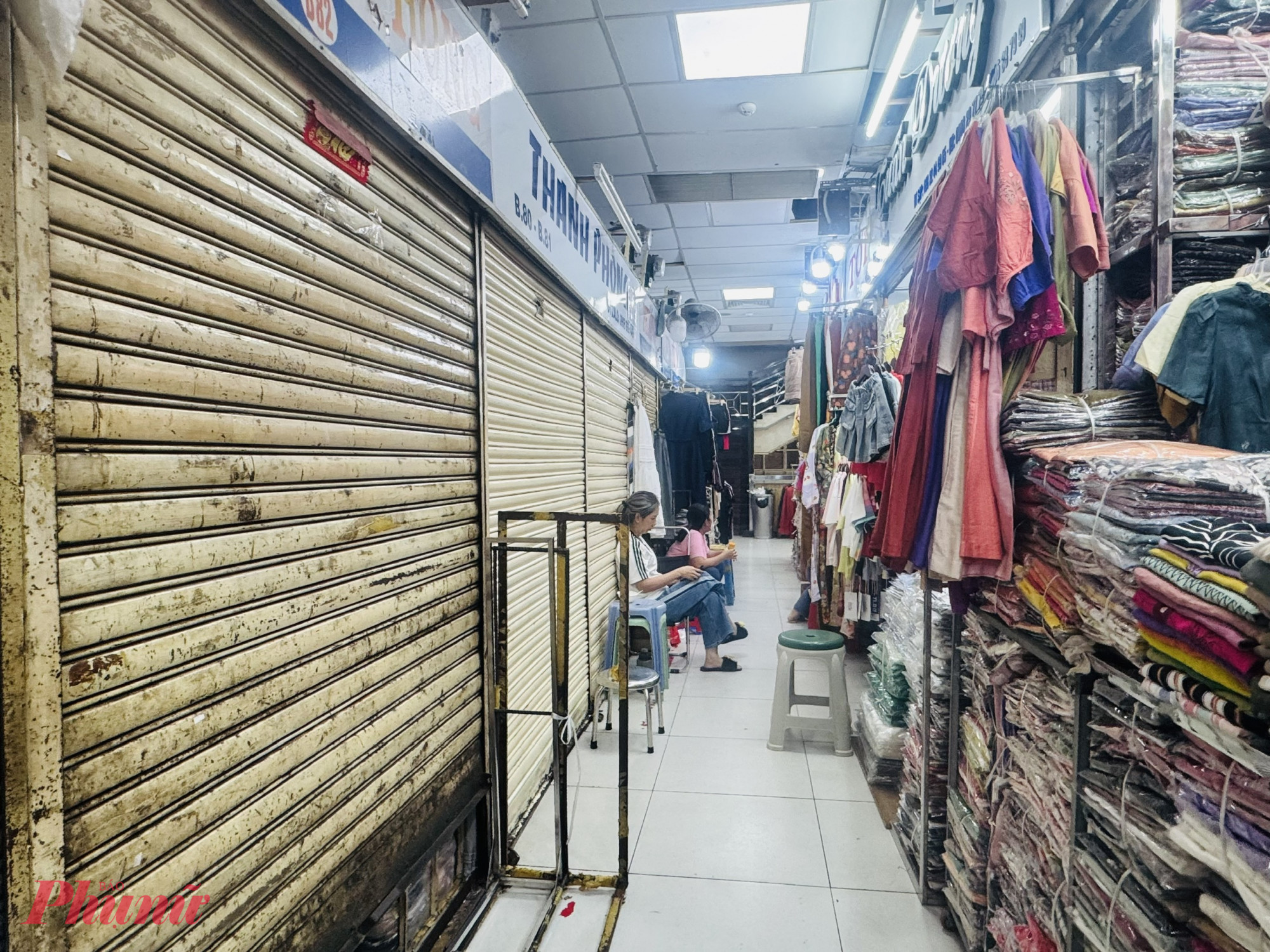 Theo ghi nhận, tại chợ tầng 1 chợ An Đông, phường An Đông, TPHCM, chỉ có vài sạp đóng cửa hoặc treo bảng cho thuê, sang sạp. 