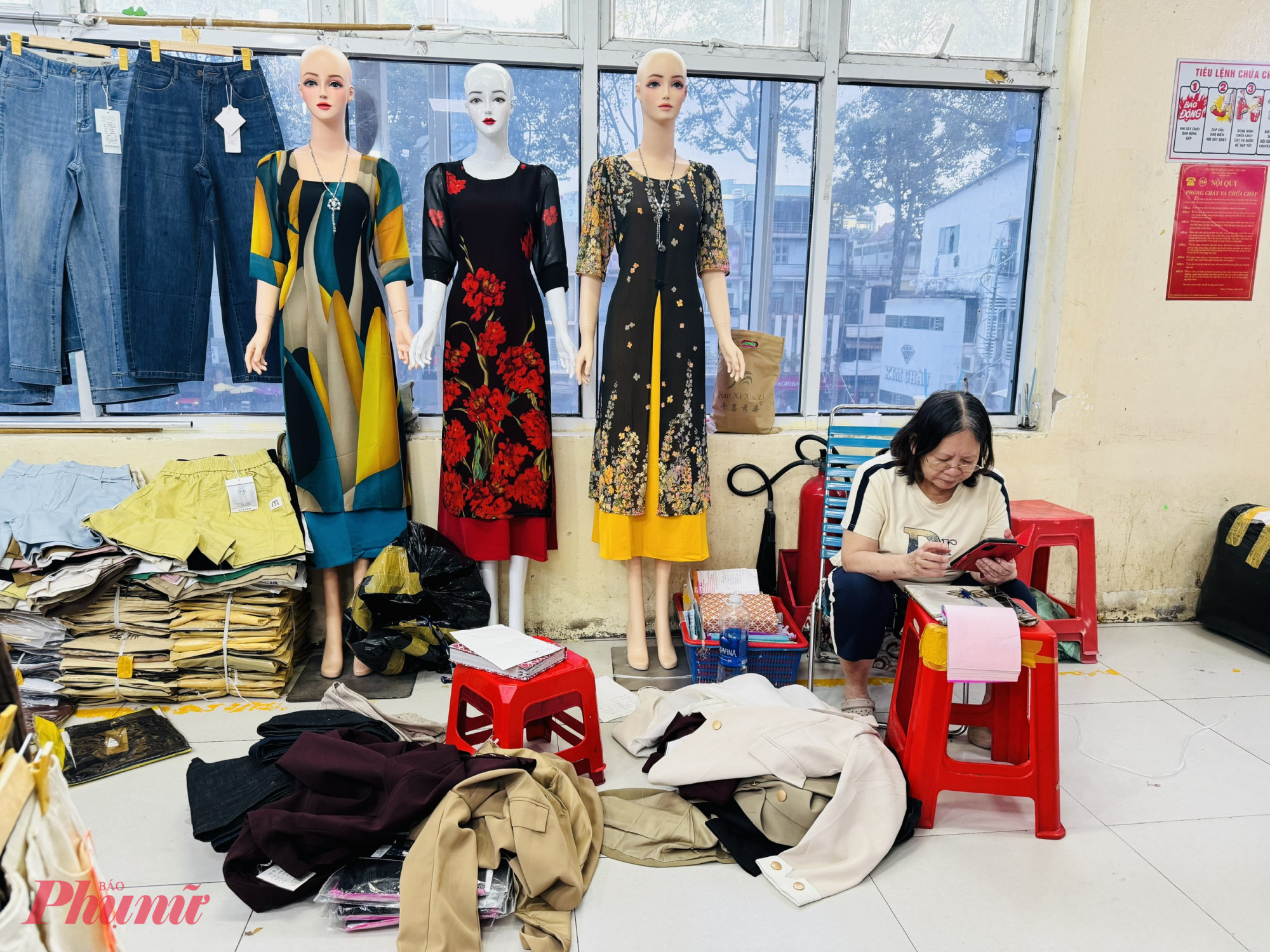 Ghi nhận tại các sạp vẫn đang duy trì hoạt động, hầu hết tiểu thương cho biết họ đang nỗ lực tuân thủ quy định thuế kê khai mới nhưng vấp phải không ít rào cản. Nếu như trước đây, việc nộp thuế khoán chỉ đòi hỏi ghi chép sổ sách thủ công đơn giản, thì nay quy trình kê khai điện tử lại trở thành gánh nặng. Nhiều người vẫn duy trì thói quen viết tay vào sổ, sau đó đến cuối ngày phải nhờ con cái nhập liệu hộ vào ứng dụng vì sợ làm sai sẽ bị phạt. các thao tác trên phần mềm quản lý bán hàng là một ma trận đối với những người lao động phổ thông. Ngay từ bước khai báo danh mục hàng hóa đã gây rối rắm khi hệ thống phân chia ra hàng loạt nhóm: vật tư thông thường, hàng hóa có đơn vị quy đổi, hàng theo mã quy cách, đến các mặt hàng combo hay dịch vụ... Mỗi nhóm lại yêu cầu một quy trình riêng biệt, tạo nên một mớ hỗn độn về mặt kỹ thuật - một tiểu thương chia sẻ