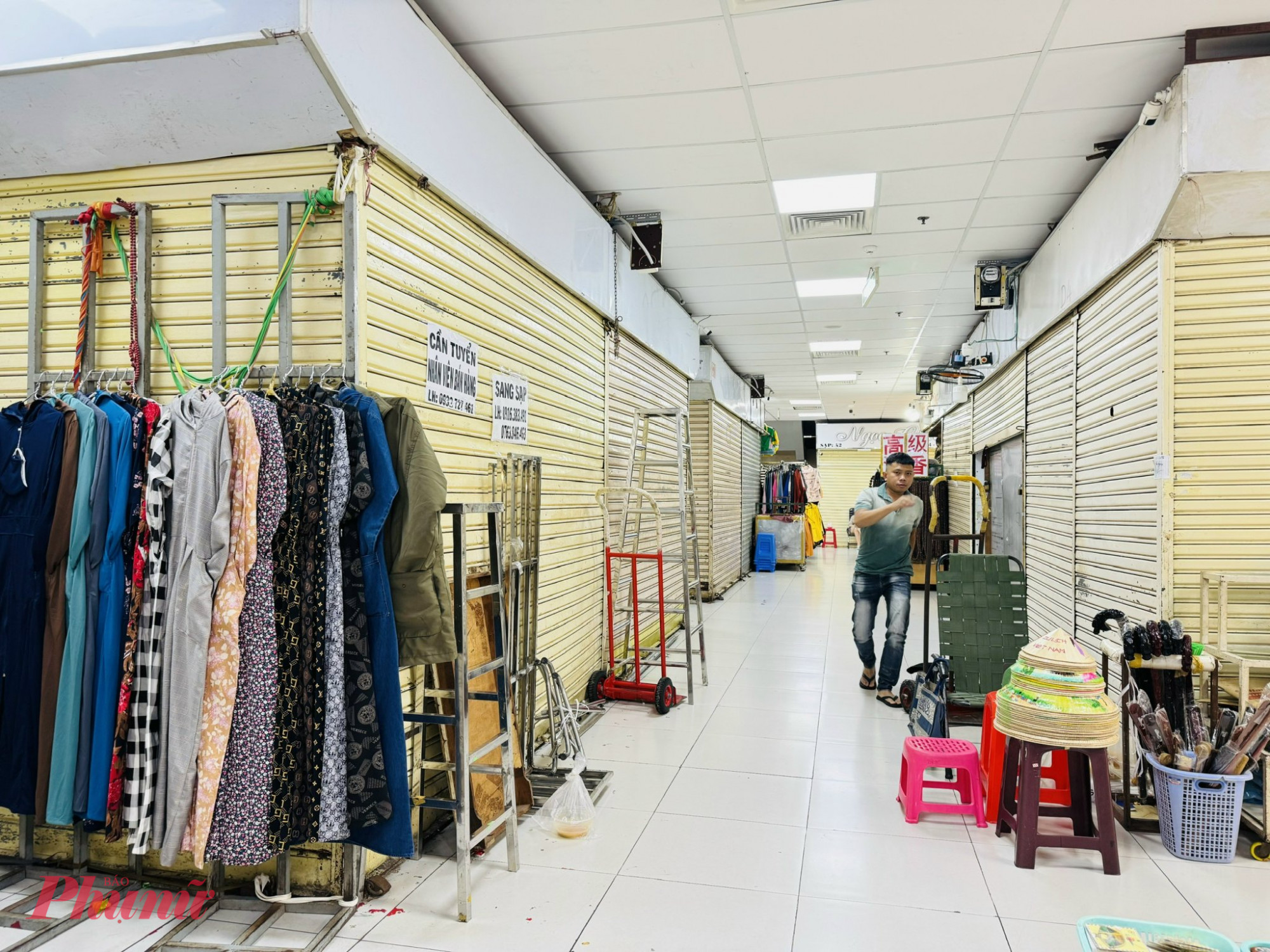 Tại khu vực tầng 2, tầng 3 chợ An Đông, số lượng sạp treo bảng cho thuê hoặc sang sạp khá nhiều 