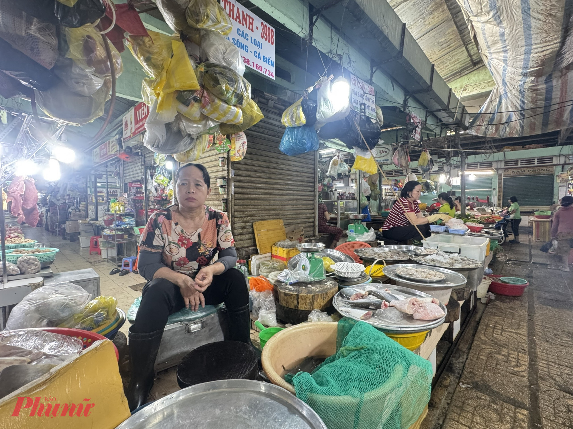 Tại chợ này, do kinh doanh ế ẩm, và cũng do chưa thể đáp ứng với quy định thuế mới, một số sạp cũng tạm ngưng kinh doanh. Theo chia sẻ của các tiểu thương, áp lực hiện nay là 'khó chồng khó khi việc kinh doanh vốn đã ế ẩm nay lại thêm gánh nặng từ thủ tục thuế kê khai. Một tiểu thương kinh doanh hàng tươi sống bộc bạch: Đặc thù nghề bán cá, bán thịt khiến tay chân chúng tôi lúc nào cũng ướt đẫm, việc thao tác trên điện thoại hay nhập liệu vào ứng dụng là một thử thách thực sự. Đó là chưa kể quy trình trên ứng dụng dù nghe qua có vẻ đơn giản, nhưng khi bắt tay vào làm mới thấy vô cùng rắc rối.