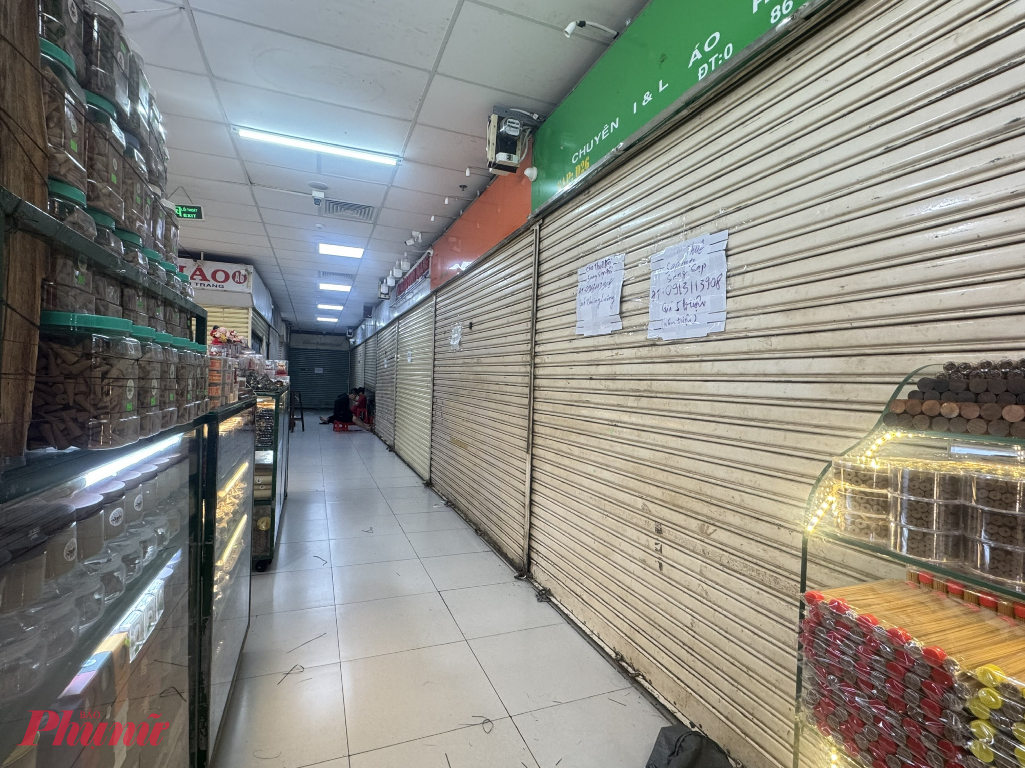 Có sạp có diện tích khá rộng, treo biển cho thuê với giá chỉ 5 triệu đồng/tháng, song vẫn không có khách thuê.