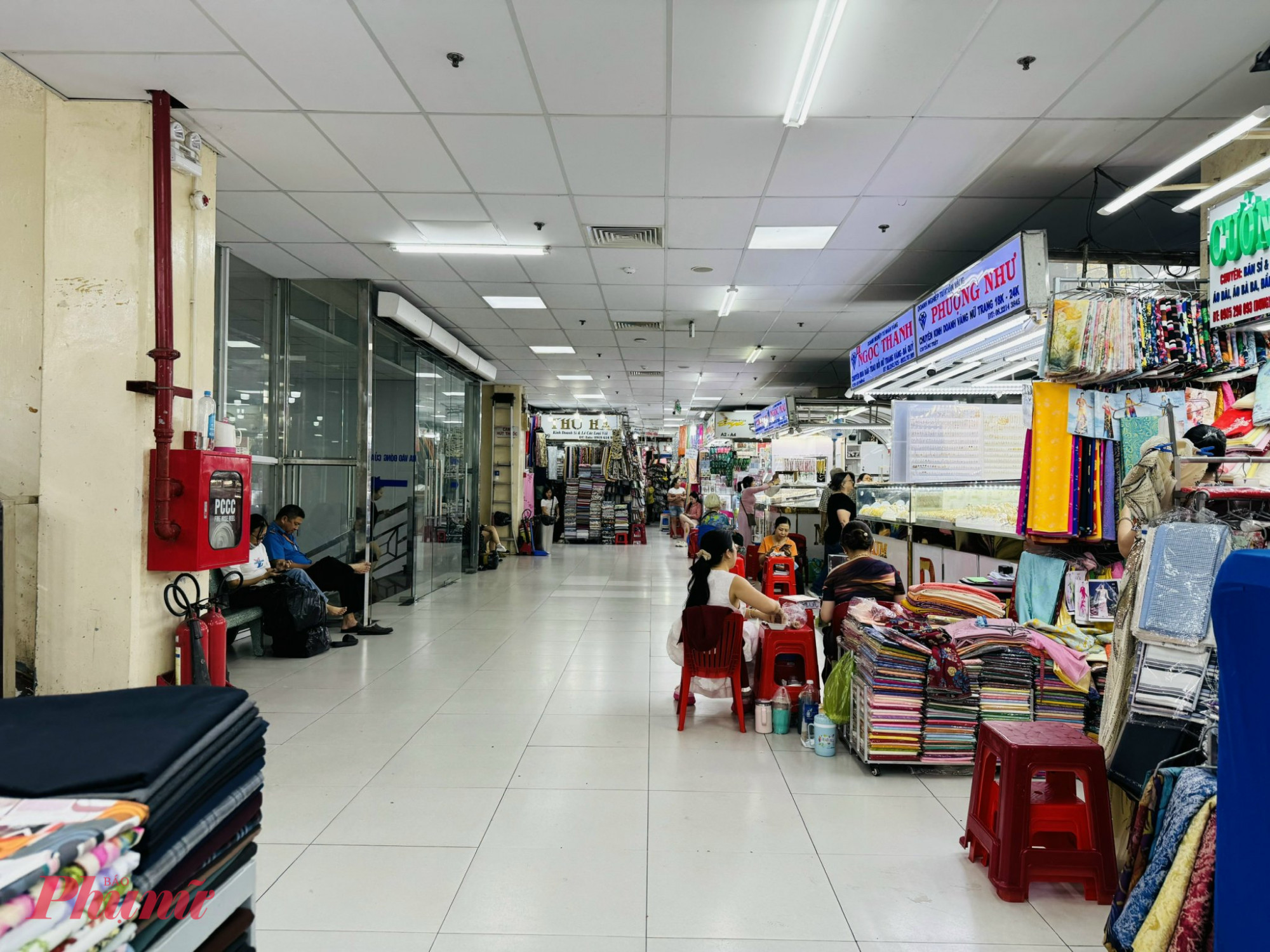 Tại khu vực kinh doanh quần áo trong chợ An Đông, phường An Đông, TPHCM, không khí mua sắm rất trầm lắng