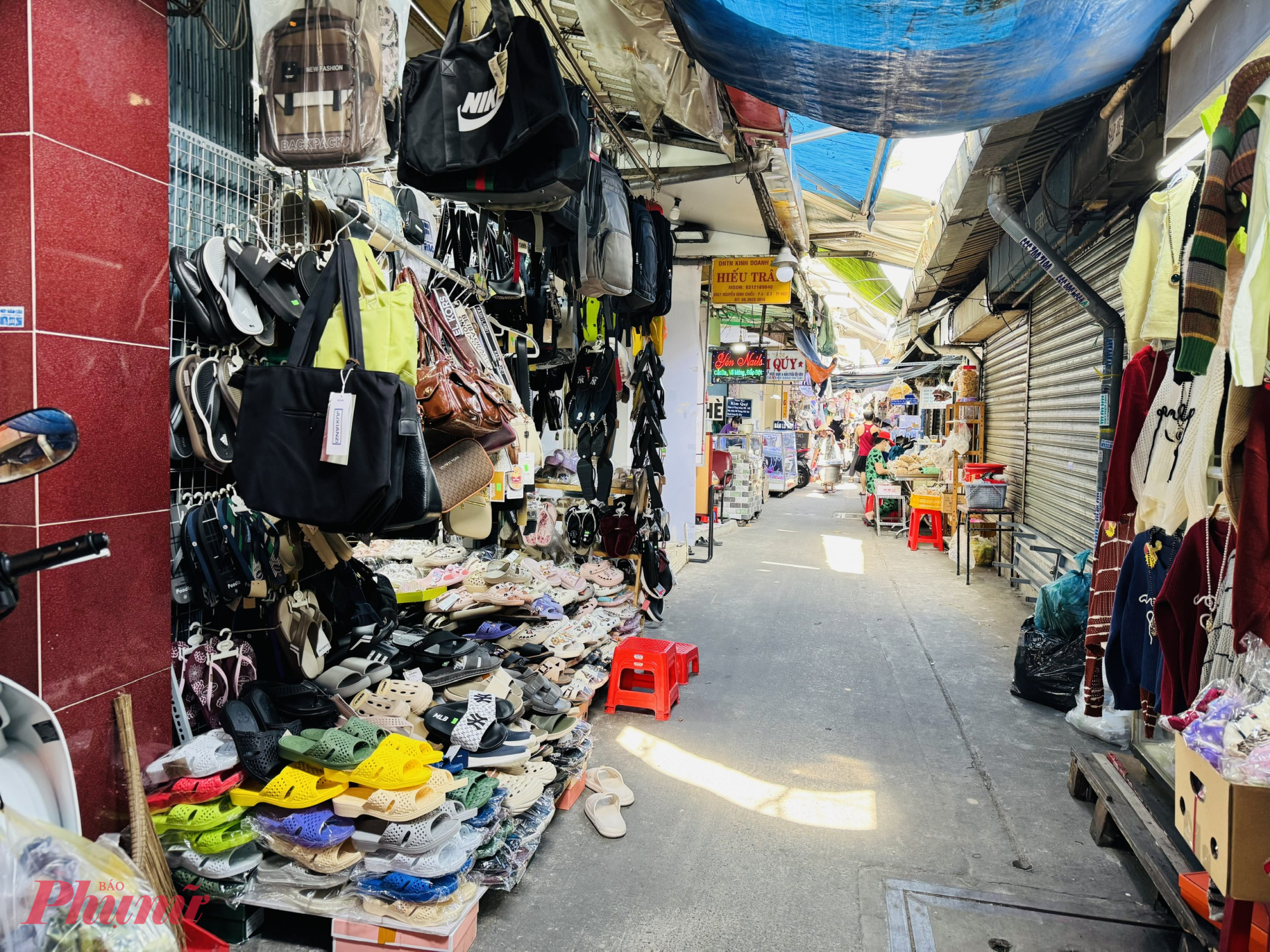 Tình trạng đìu hiu cũng bao trùm lên các khu chợ truyền thống khác như Vườn Chuối, Bàn Cờ. Tại đây, làn sóng đóng cửa và sang nhượng sạp đang diễn ra rầm rộ. Nhiều tiểu thương thừa nhận họ không còn đủ sức bám trụ khi rơi vào cảnh 'một cổ hai tròng': vừa phải gồng lỗ do sức mua sụt giảm, vừa phải vật lộn với các thủ tục sổ sách, kê khai thuế phức tạp theo quy định mới