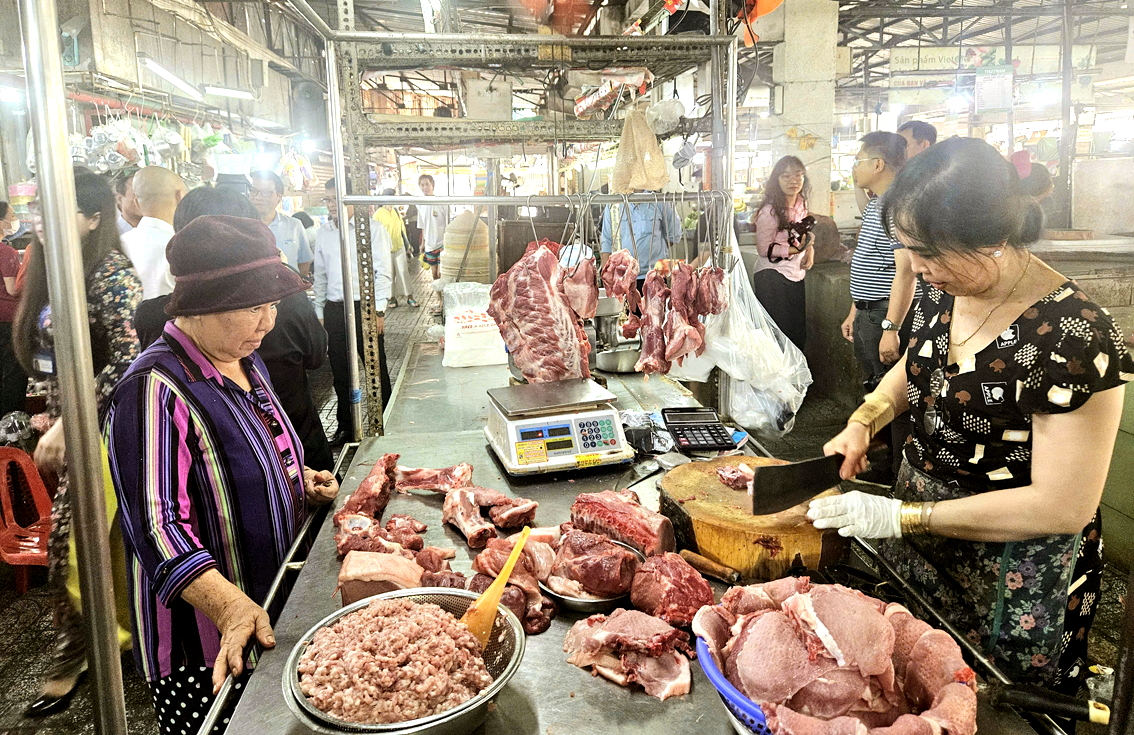 Người dân mua sắm tại chợ Phạm Văn Hai (phường Tân Sơn Hòa)