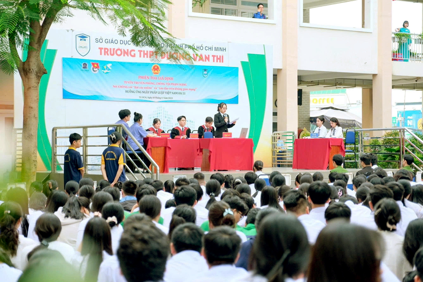 Học sinh Trường THPT Dương Văn Thì (phường Tăng Nhơn Phú, TPHCM) tham gia phiên tòa giả định với chủ đề “Nói không với bắt cóc trực tuyến và lừa đảo trên không gian mạng”
