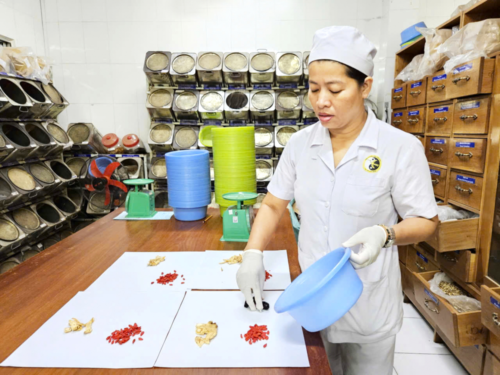 Nhân viên Viện Y Dược học dân tộc TPHCM đang bốc thuốc theo toa - Ảnh: Phạm An