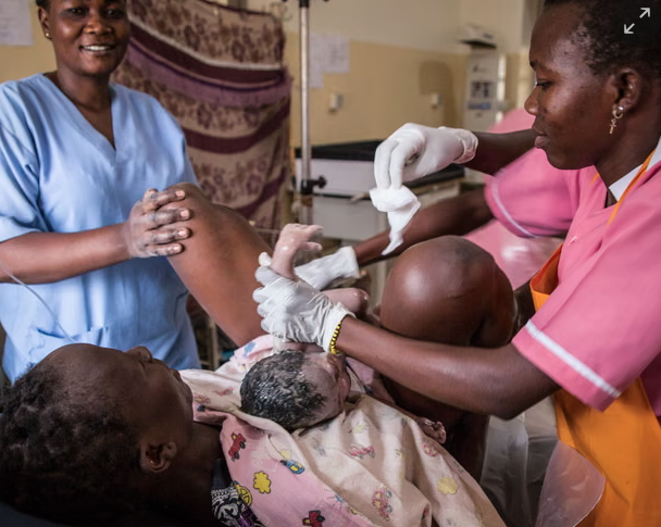 Một nữ hộ sinh, bên trái, và thực tập sinh sinh con tại một bệnh viện giảng dạy ở Juba, Nam Sudan. Châu Phi chỉ có 40% nữ hộ sinh mà họ cần, các nhà nghiên cứu phát hiện. Ảnh: Stefanie Glinski / AFP / Getty