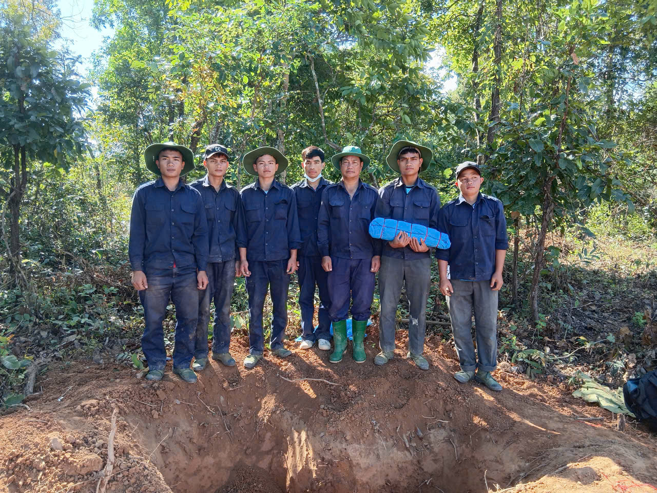 Cán bộ, chiến sĩ Đội K53 ( Bộ CHQS tỉnh Quảng Ngãi) từ đầu mùa khô đến nay đã tìm kiếm, quy tập được 15 hài cốt liệt sĩ còn nằm lại trên đất bạn_Ảnh: Đội K53.