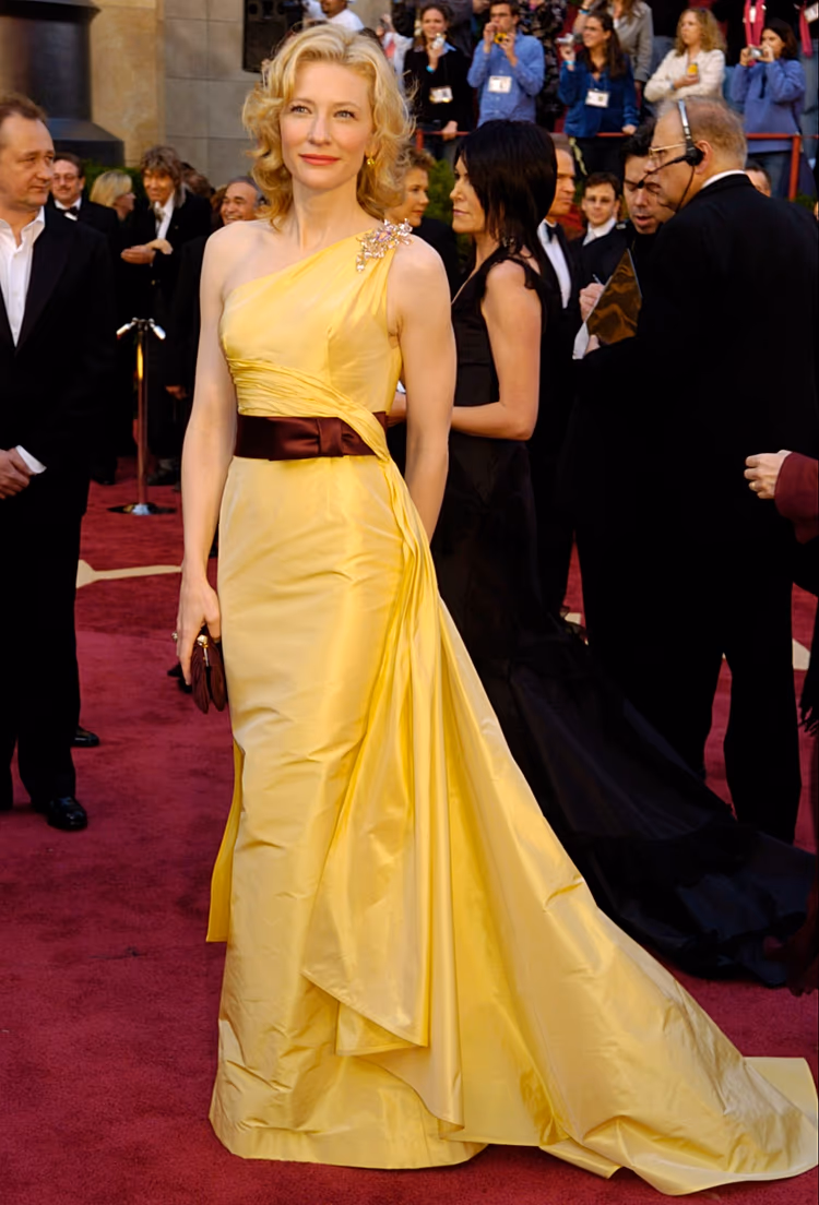 Ảnh tư liệu: Cate Blanchett trong đầm Valentino lụa taffeta vàng với nơ satin màu rượu vang tại Oscar 2005. Ảnh: Euronews