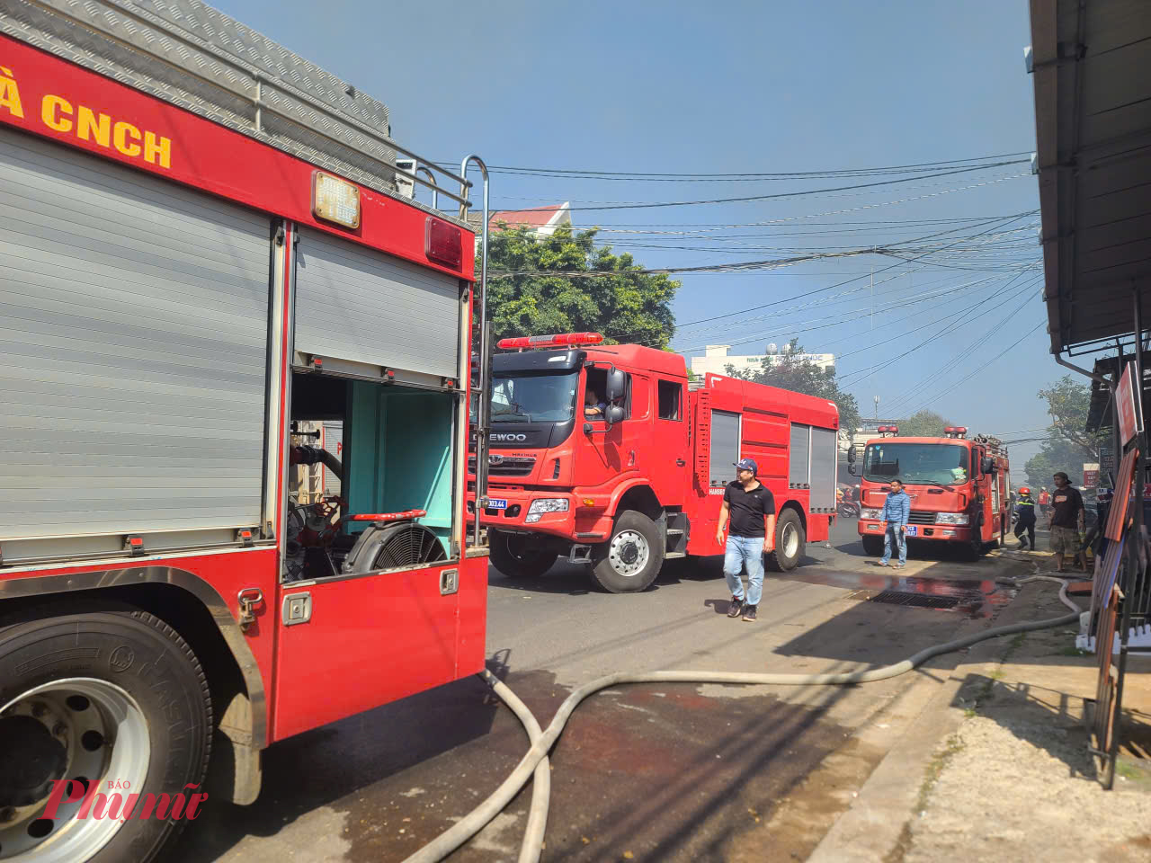 5 xe chữa cháy được huy động đến hiện trường để hỗ trợ dập lửa