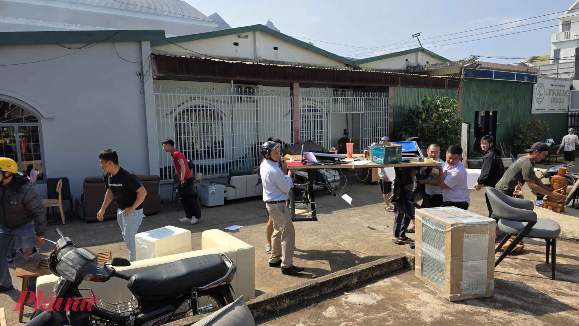 Người dân và các lực lượng chức năng hỗ trợ di dời tài sản ra ngoài