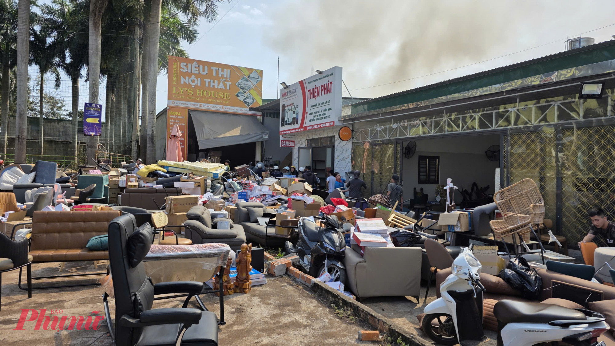 Với sự giúp sức của người dân và các lực lượng chức năng, nhiều tài sản đã được đưa ra ngoài kịp thời