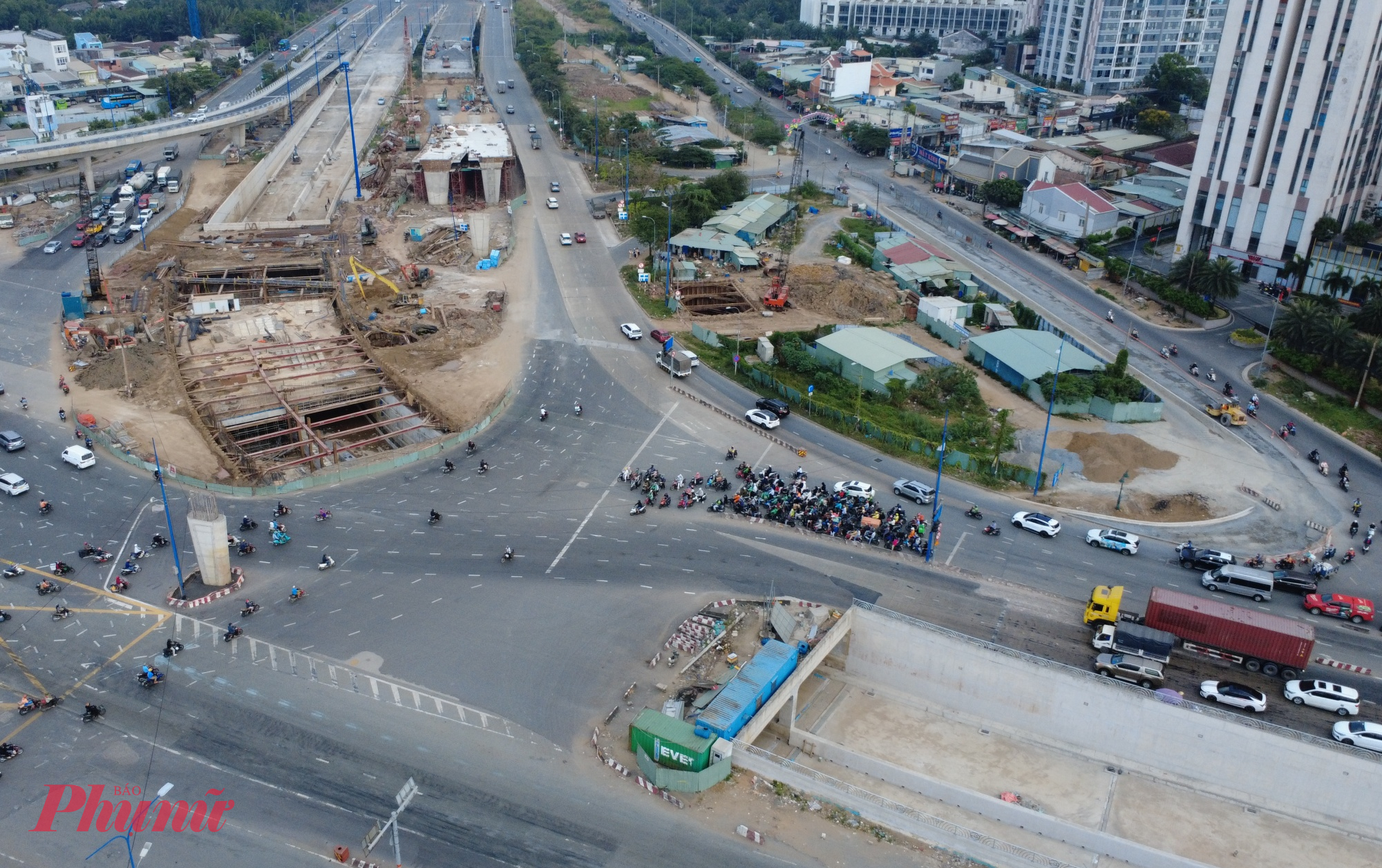 Hầm chui HC1-02 có chiều dài khoảng 760m, quy mô 4 làn xe (2 chiều), kết nối trực tiếp cao tốc TP.HCM - Long Thành - Dầu Giây với đại lộ Mai Chí Thọ theo hướng về hầm Thủ Thiêm. 