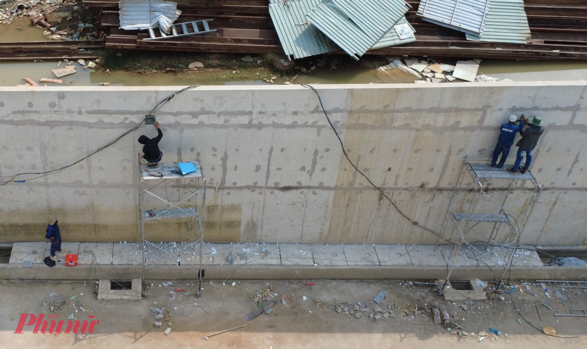 Công nhân đang thi công tường vây của hầm chui HC1-02 phía gần cao tốc TPHCM - Long Thành.