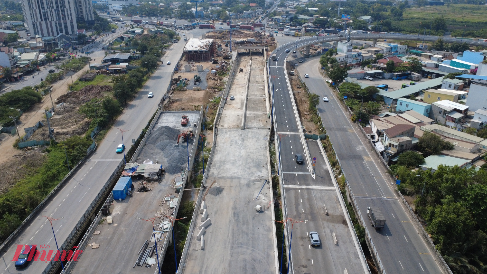 Ban Giao thông TPHCM cho biết, ngoài hầm HC1-02, các hạng mục còn lại như cầu Bà Dạt, cầu Giồng Ông Tố cùng các nhánh cầu N3, N4 đang được đẩy nhanh tiến độ, mục tiêu hoàn thành trước tháng 6/2026.