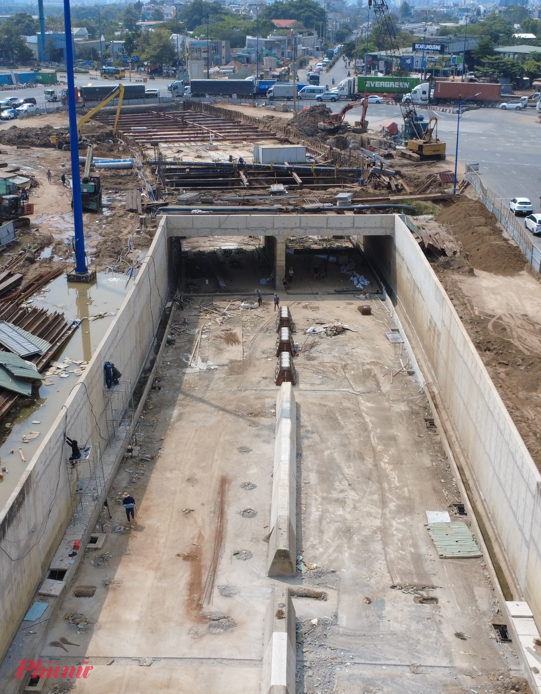 Theo Ban Giao thông TPHCM (chủ đầu tư), hầm chui HC1-02 hạng mục quan trọng bậc nhất của dự án đang được các đơn vị thi công dồn lực hoàn thiện, dự kiến thông xe ngày 31/1/2026). Hiện công trình đã hoàn thành khoảng 90% khối lượng công việc.