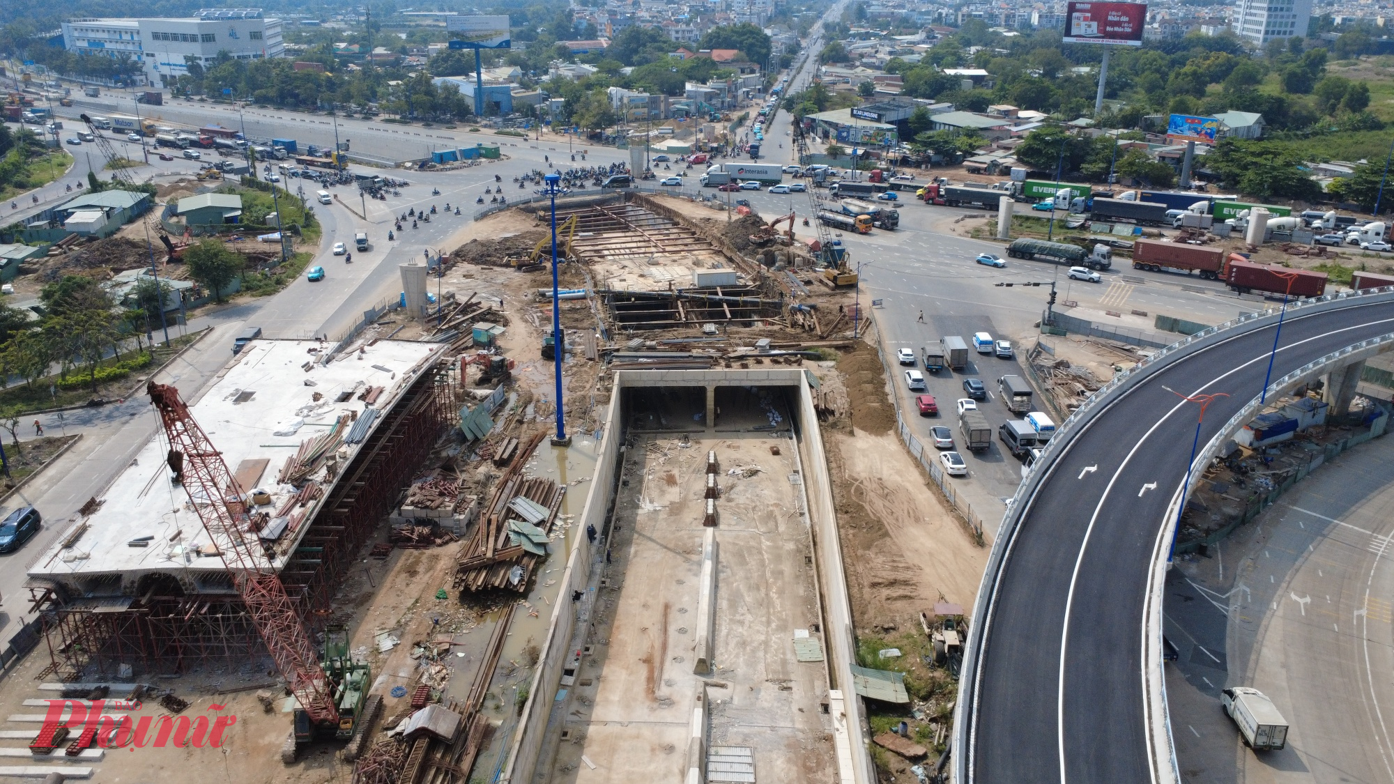 Song song với hầm chui, hệ thống cầu vượt tại nút giao An Phú cũng đang dần hoàn thiện. 