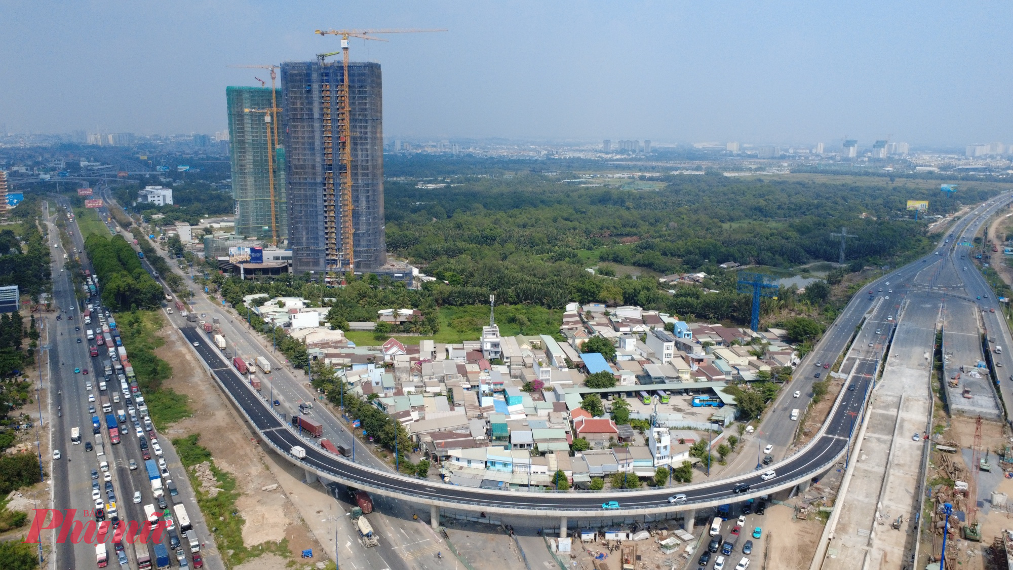 Trước đó, tối 31/12/2025, nhánh cầu vượt N2 hình chữ C đã được thông xe, điều tiết dòng phương tiện từ cao tốc TPHCM - Long Thành hướng về Mai Chí Thọ để đi trục Võ Nguyên Giáp - Xa lộ Hà Nội, góp phần giảm áp lực giao thông đáng kể.