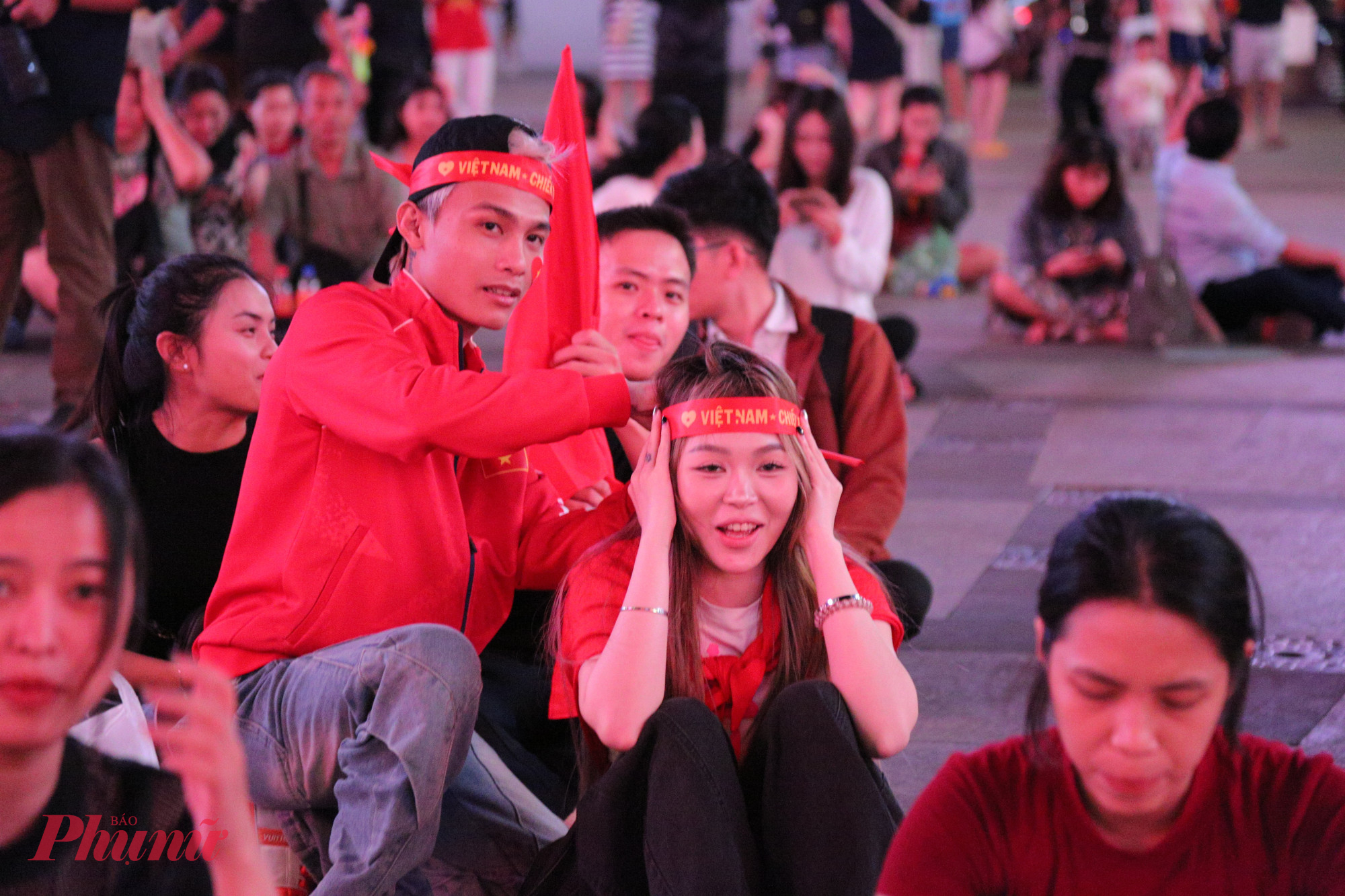 Bạn trẻ đeo băng rôn cho nhau để cổ vũ đội tuyển U23 Việt Nam