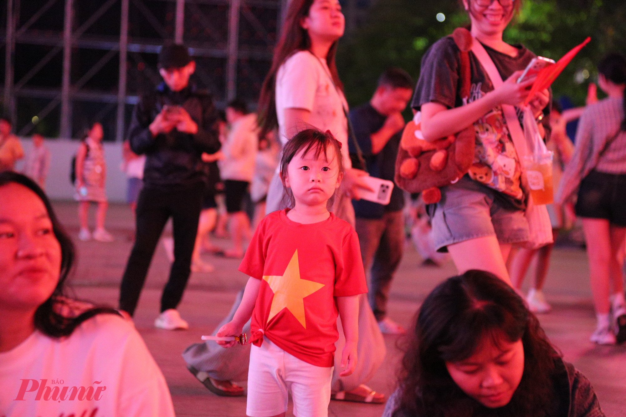 Nhiều trẻ em được cha mẹ đưa đến phố đi bộ để cùng hoà vào không khí bóng đá, cổ vũ đội bóng nước nhà