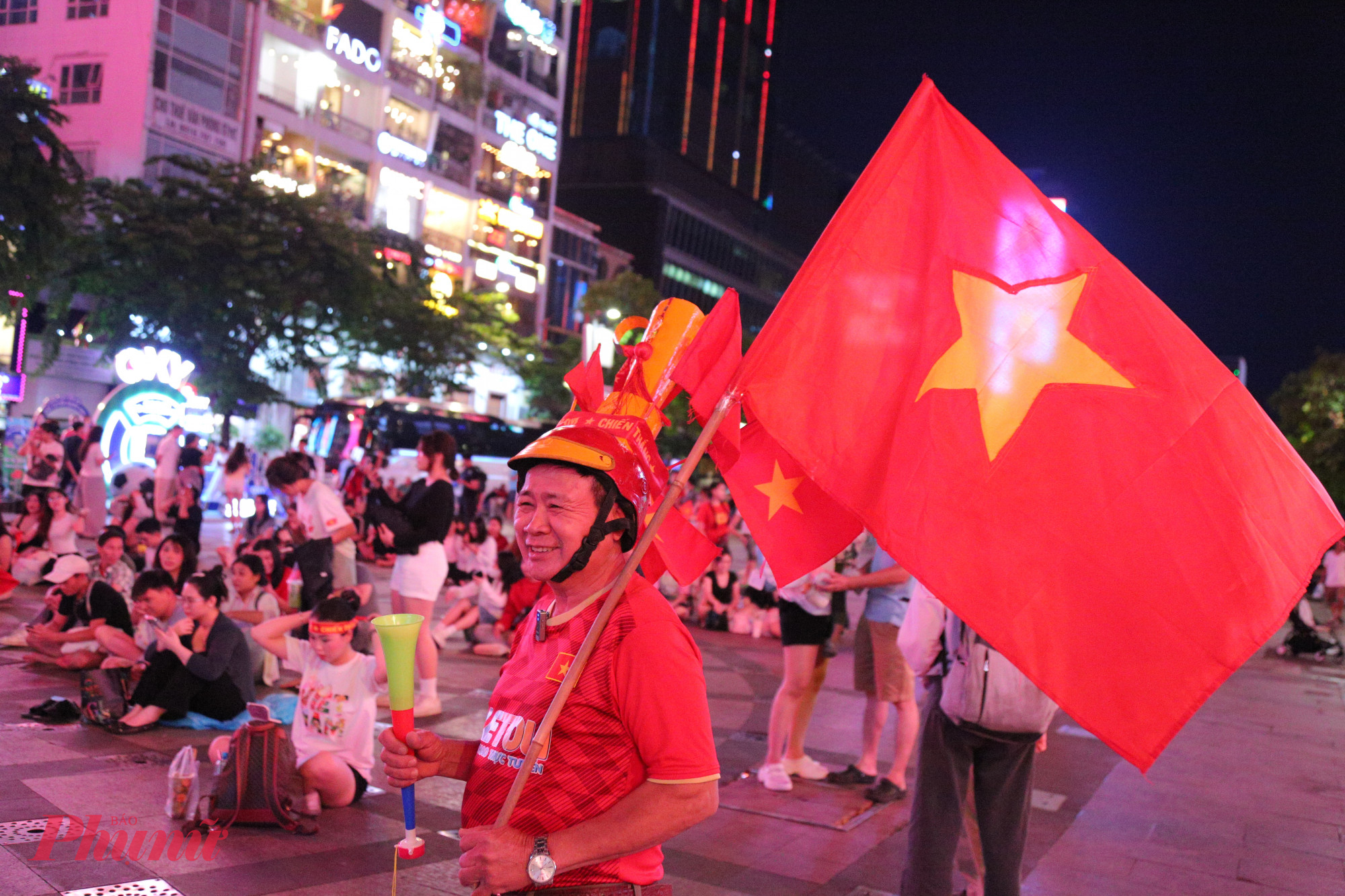 Dù không có mặt trực tiếp trên khán đài sân đấu, nhiều cổ động viên vẫn chọn phố đi bộ Nguyễn Huệ làm điểm hẹn để cùng nhau sống trọn vẹn bầu không khí bóng đá.