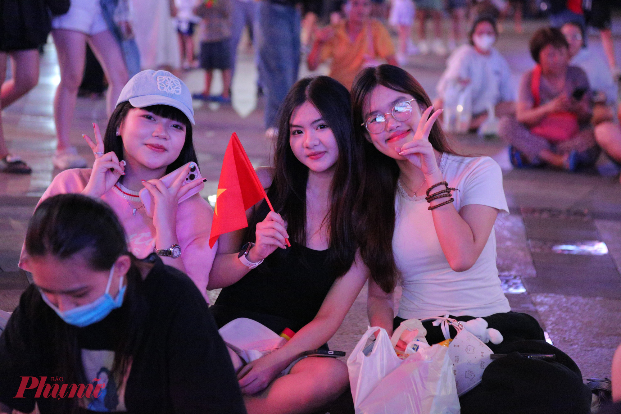 Nhiều bạn trẻ đến từ sớm ngồi chờ trước màn hình LED 