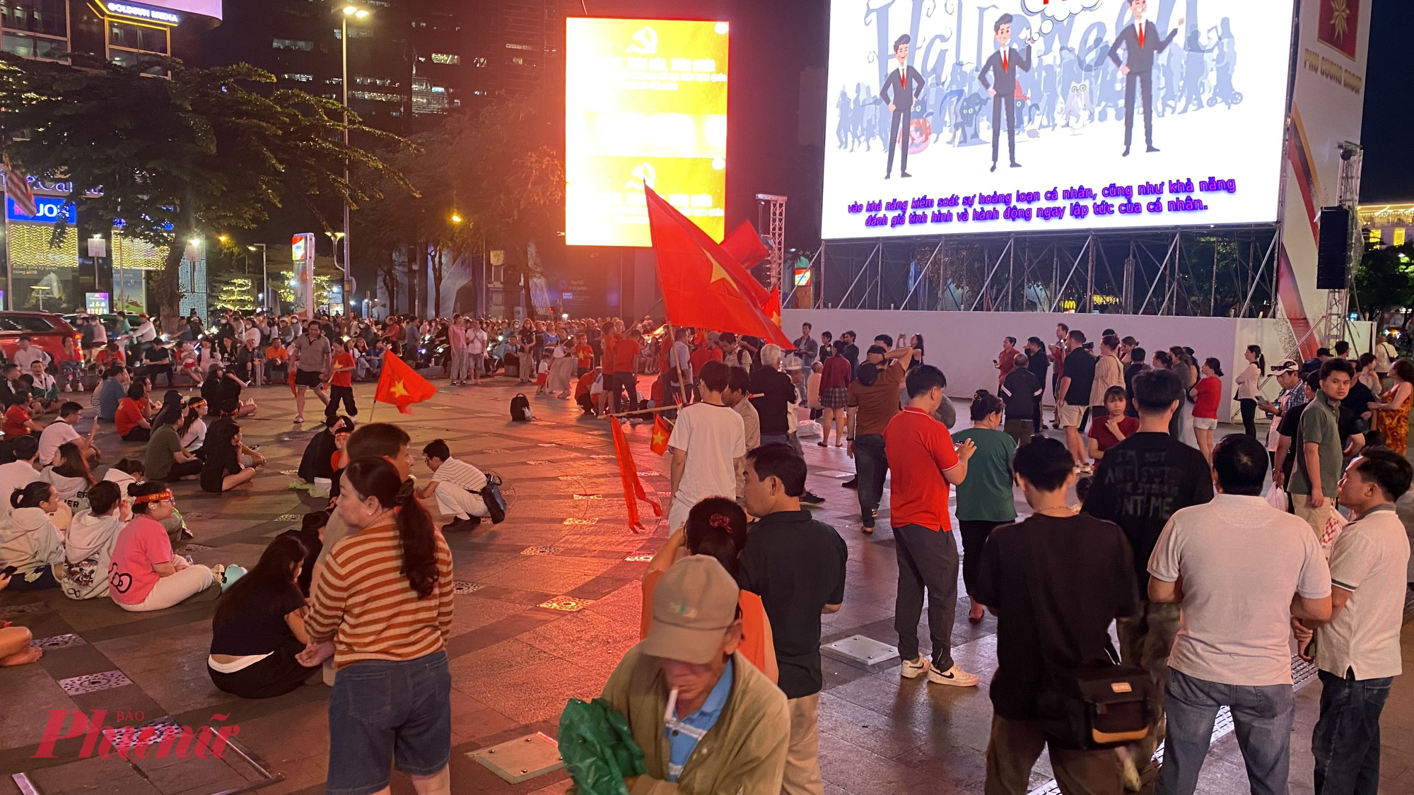 Trước giờ bóng lăn, không khí rộn ràng màu cờ sắc áo bao trùm toàn bộ không gian phố đi bộ.