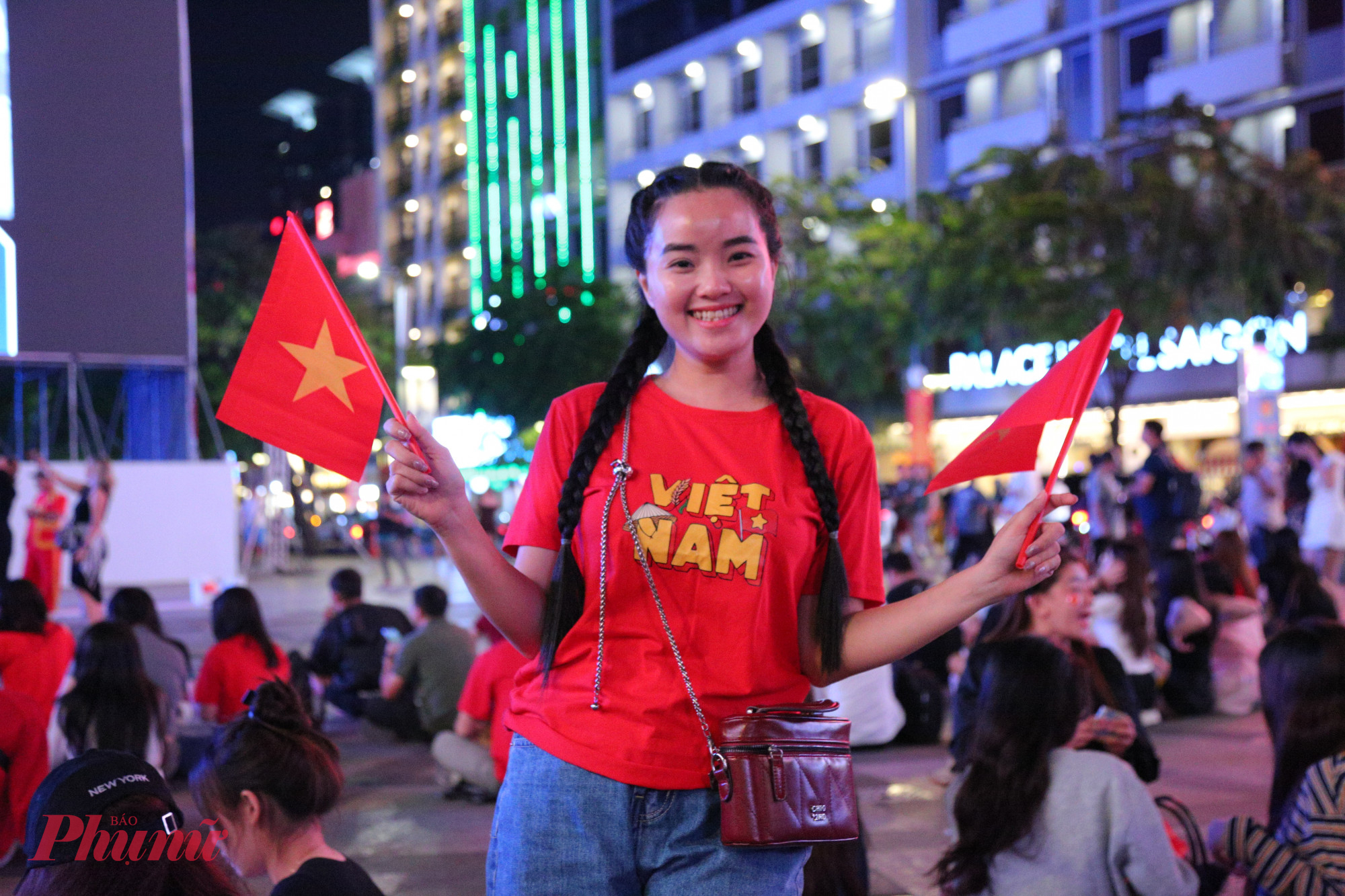 Sự chờ đợi, niềm tin và kỳ vọng của người hâm mộ hòa quyện, tạo nên một buổi tối bóng đá cuồng nhiệt giữa lòng TPHCM, tiếp thêm tinh thần cho U23 Việt Nam trong cuộc so tài đầy thử thách với U23 Trung Quốc.