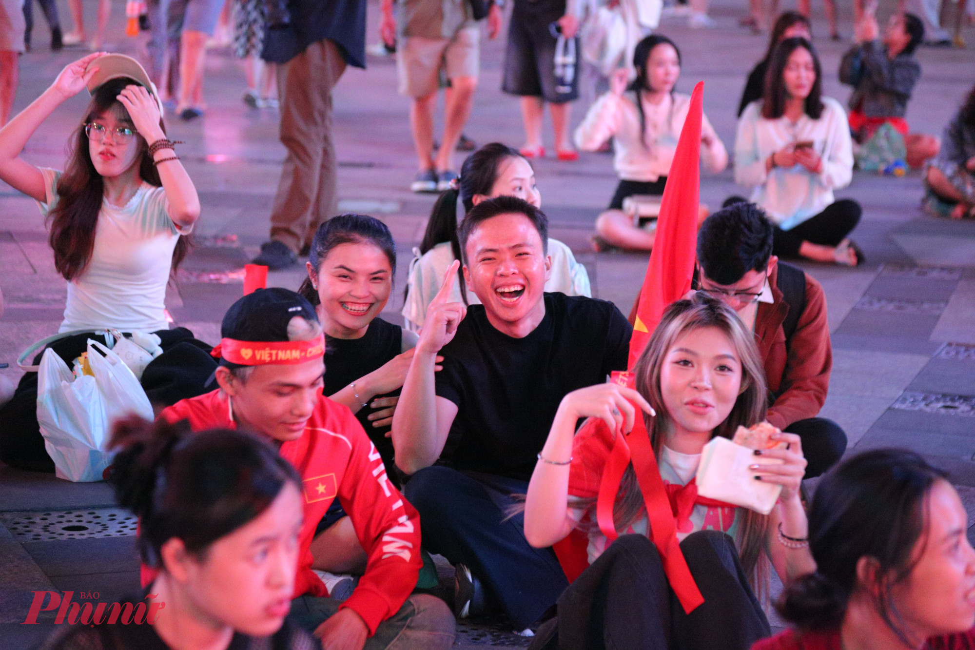 Tiếng hô cổ vũ vang lên không ngớt, xen lẫn những tràng pháo tay và tiếng trống, áo rộn ràng trong tâm trạng đầy háo hức chờ đón màn trình diễn của các cầu thủ trẻ Việt Nam.