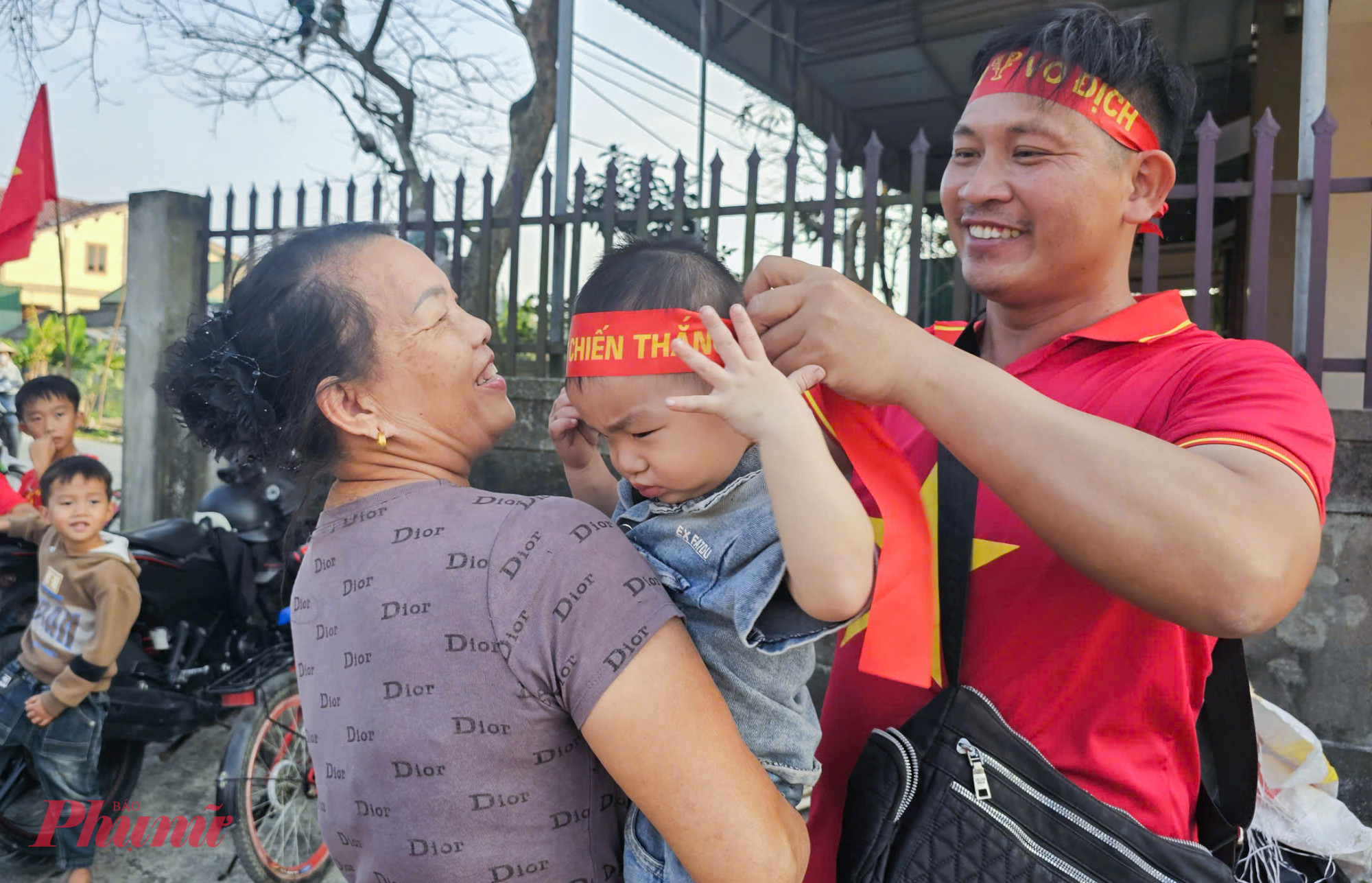 Ai nấy đều háo hức xem U23 Việt Nam và người con của làng 