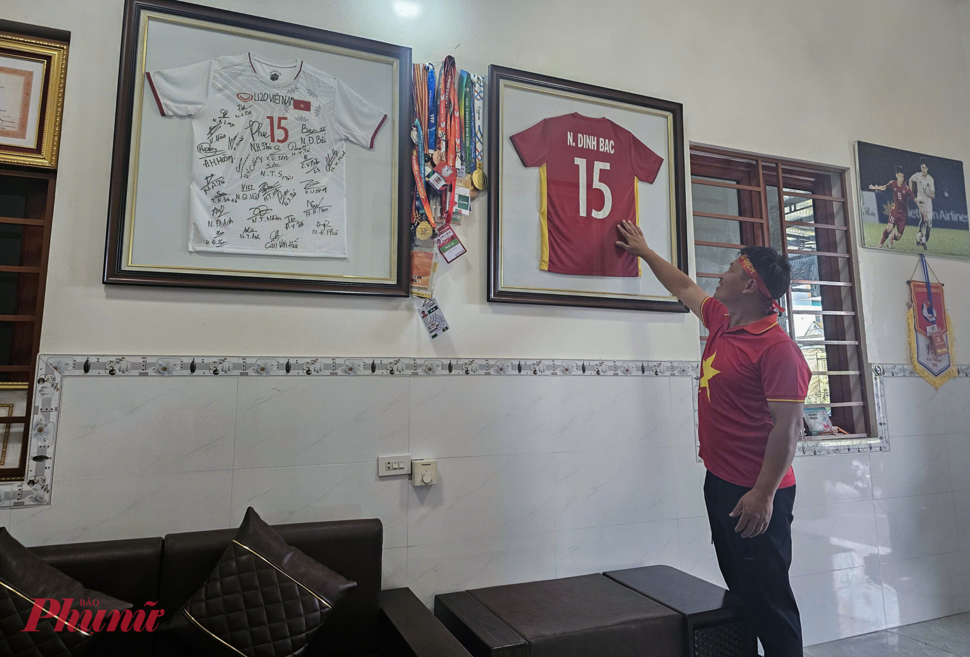Đồ lưu niệm của Đình Bắc được treo đầy trong phòng khách ở quê nhà
