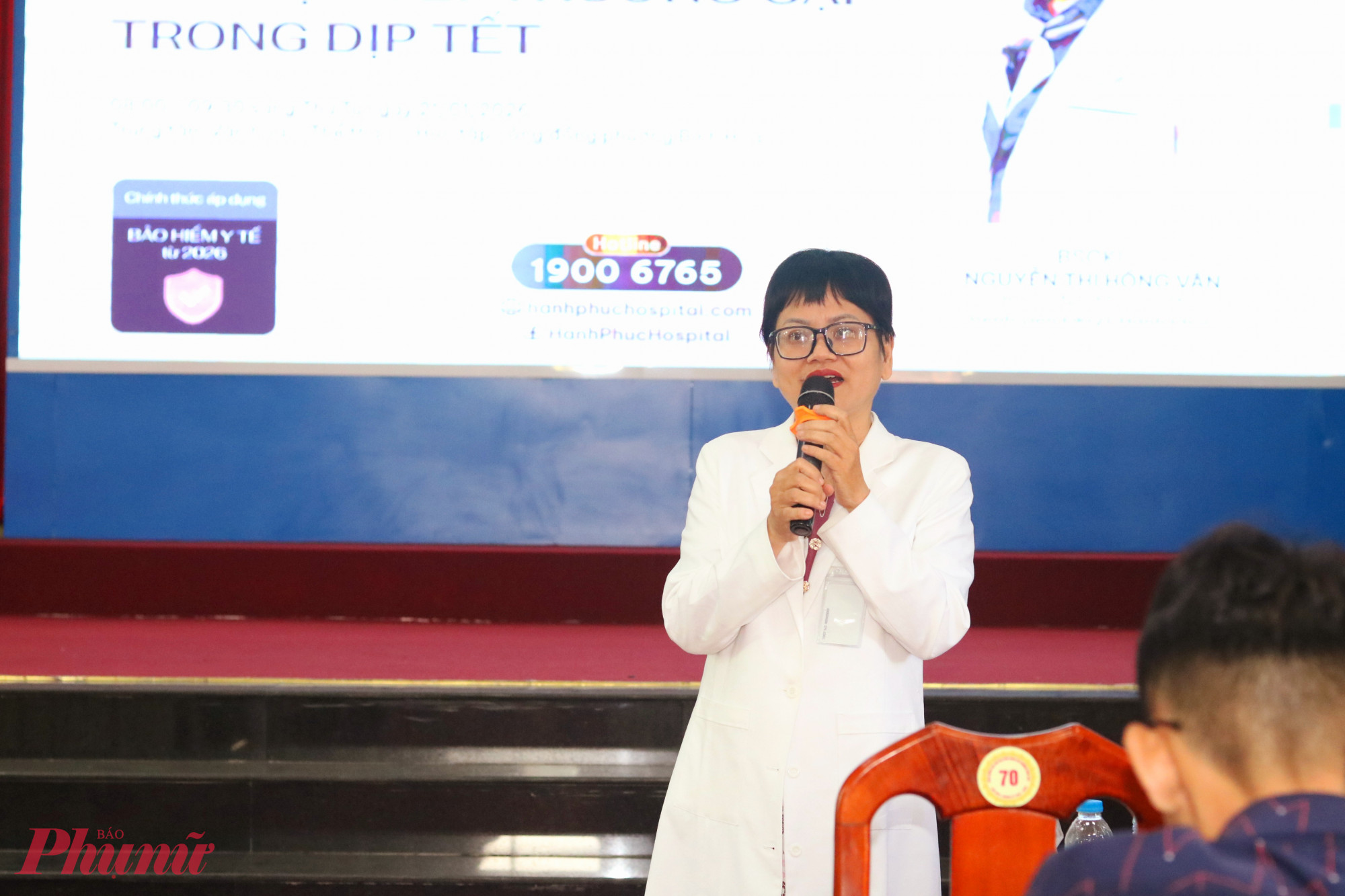 Bác sĩ chuyên khoa I Nguyễn Thị Hồng Vân thông tin đến đại diện các hộ dân về 4 nhóm bệnh hay gặp trong dịp tết, cách phòng tránh và xử trí nếu chẳng may bị bệnh - Ảnh: Mẫn Nhi