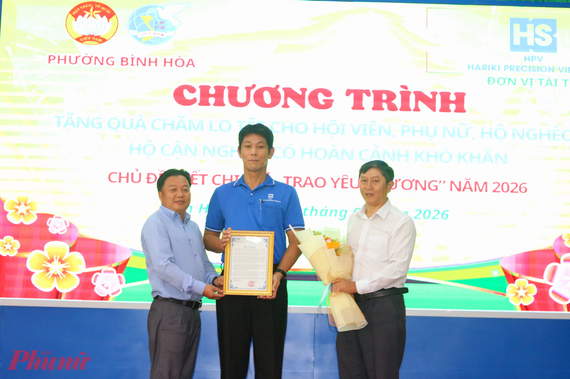 Ban tổ chức trao thư cảm ơn đến đại diện công ty Hariki Precision Việt Nam - đơn vị tài trợ quà tặng các hộ dân khó khăn - Ảnh: Mẫn Nhi