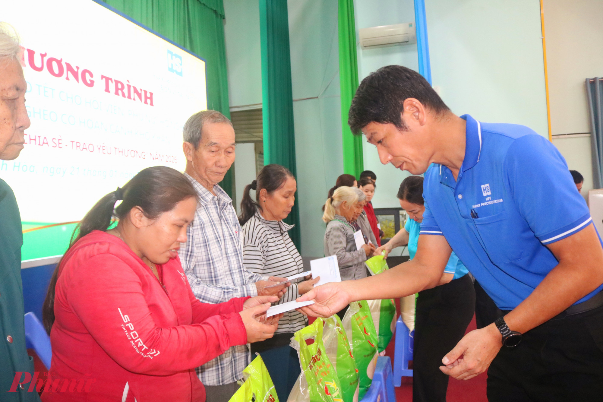 Ông Teramoto Yoshito – Tổng giám đốc công ty Hariki Precision Việt Nam – trao quà đến đại diện các hộ dân - Ảnh: Mẫn Nhi