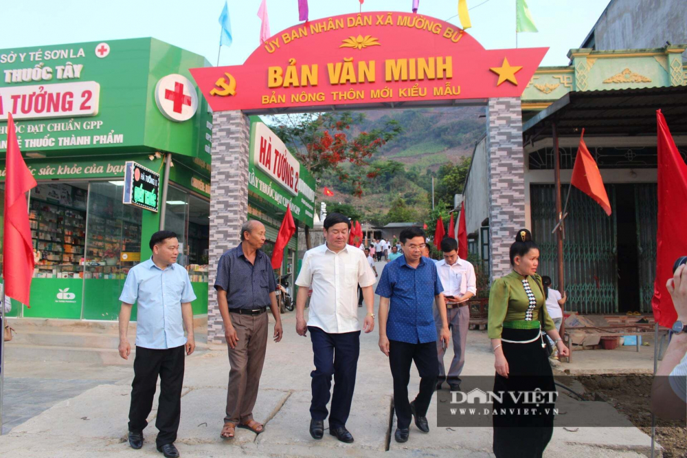 Nông dân tỉnh Sơn La đồng lòng xây dựng nông thôn mới, từng bước thay đổi diện mạo nông thôn. Ảnh: Văn Ngọc