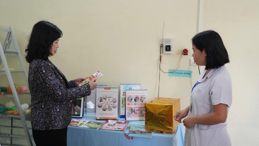 Bộ trưởng Bộ Y tế Đào Hồng Lan kiểm tra công tác truyền thông giáo dục sức khoẻ tại Trạm Y tế xã Sam Mứn – tỉnh Điện Biên.