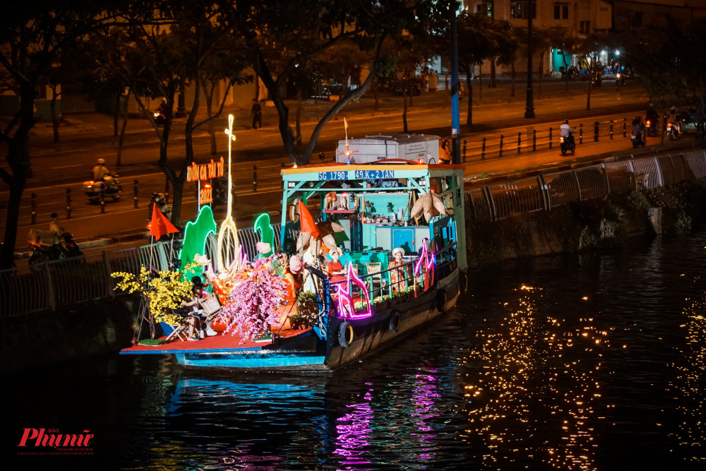 Đờn ca tài tử trên ghe cũng là điểm thu hút của Chợ Hoa Xuân Trên bến dưới thuyền - Ảnh: Diễm Mi.