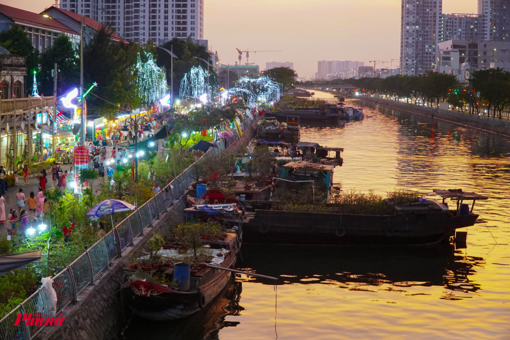 Quang cảnh trên bến dưới thuyền