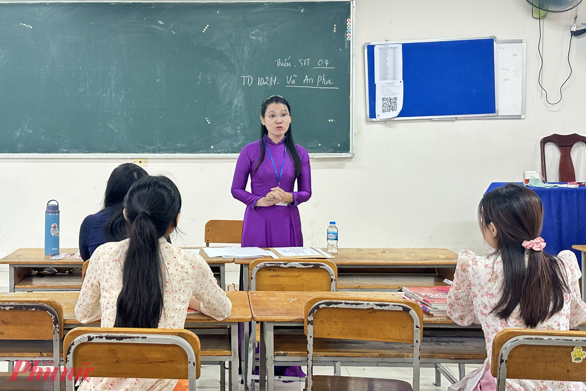 Giám khảo phổ biến các quy chế và cách thức làm bài thi cho thí sinh tại kỳ thi tuyển dụng viên chức ngành giáo dục TPHCM - Ảnh: Nguyễn Loan