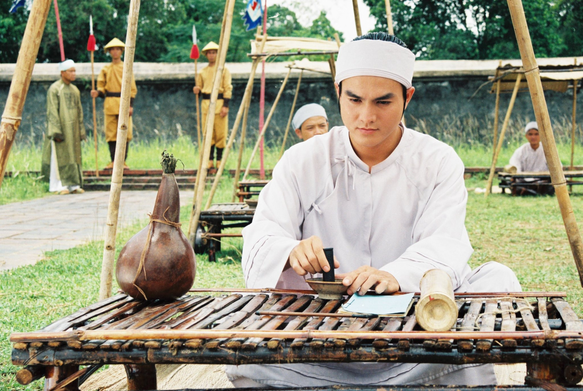 Diễn viên Cao Minh Đạt đóng vai Trịnh Hâm. Thời trẻ, anh cũng là gương mặt nổi bật trên truyền hình thông qua các phim như: Blouse trắng, Vòng xoáy tình yêu, Mùi ngò gai... 