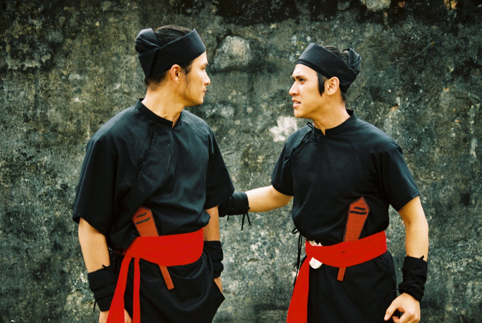 Nguyên Vũ và Chi Bảo trong một phân cảnh phim. Đây là bộ phim truyền hình võ thuật với sự góp mặt của bộ 3 đạo diễn Đỗ Phú Hải - Lê Bảo Trung - Nguyễn Phương Điền. Có 14 tập mỗi tập 60 phút dự kiến quay trong 6 tháng nhưng cuối cùng thành 3 năm.