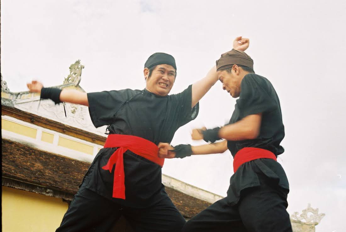 Phước Sang trong phân cảnh đấu võ. Anh từng là tên tuổi có sức ảnh hưởng lớn với phim ảnh, sân khấu những năm đầu thập niên 2000. Sau này, do làm ăn thua lỗ, Phước Sang dần ít xuất hiện trong làng giải trí. Tháng 8/2025, anh phải nhập viện cấp cứu vì bị đột quỵ. 