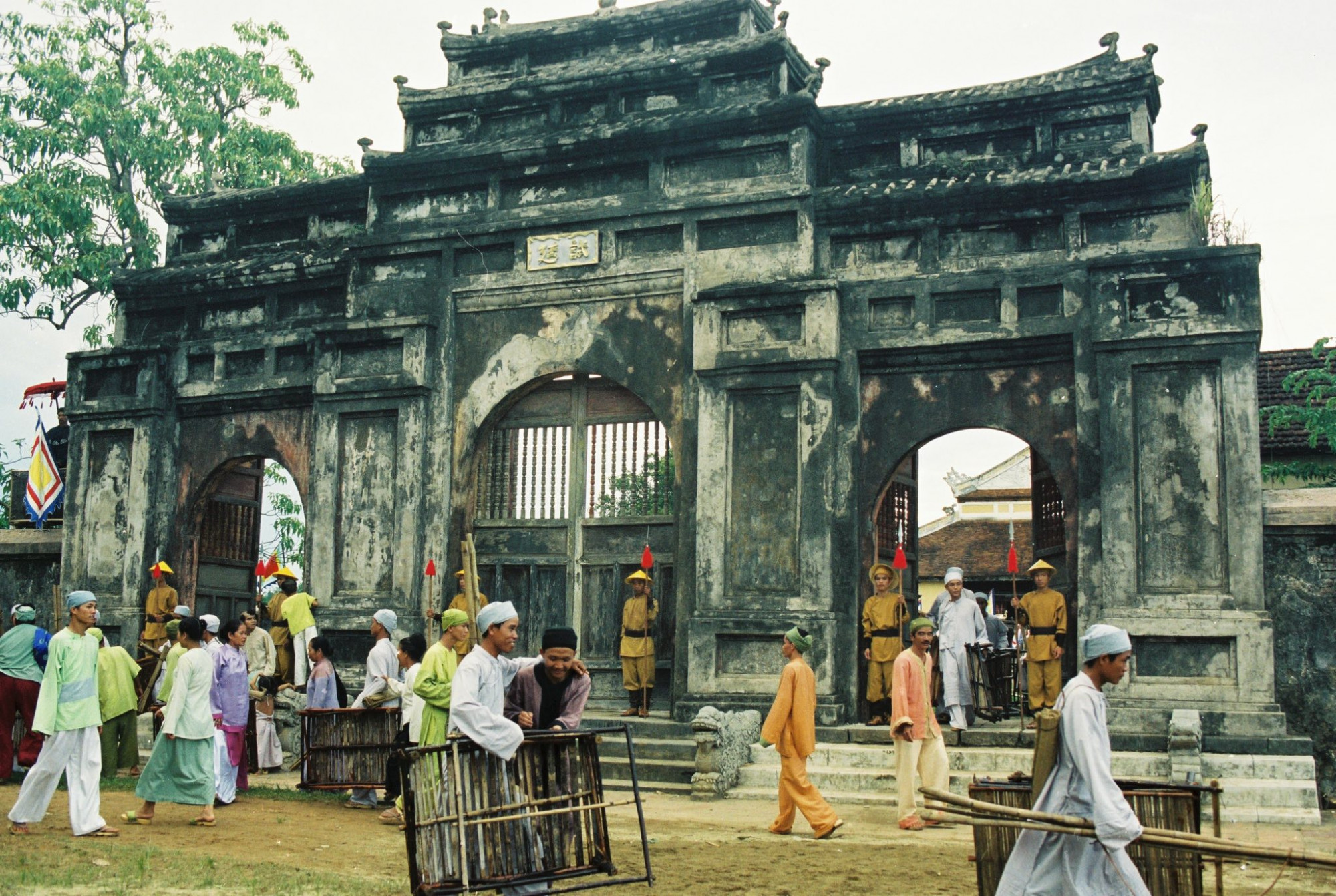 Phim quy tụ khoảng 2.000 diễn viên, bao gồm diễn viên chính và phụ. 