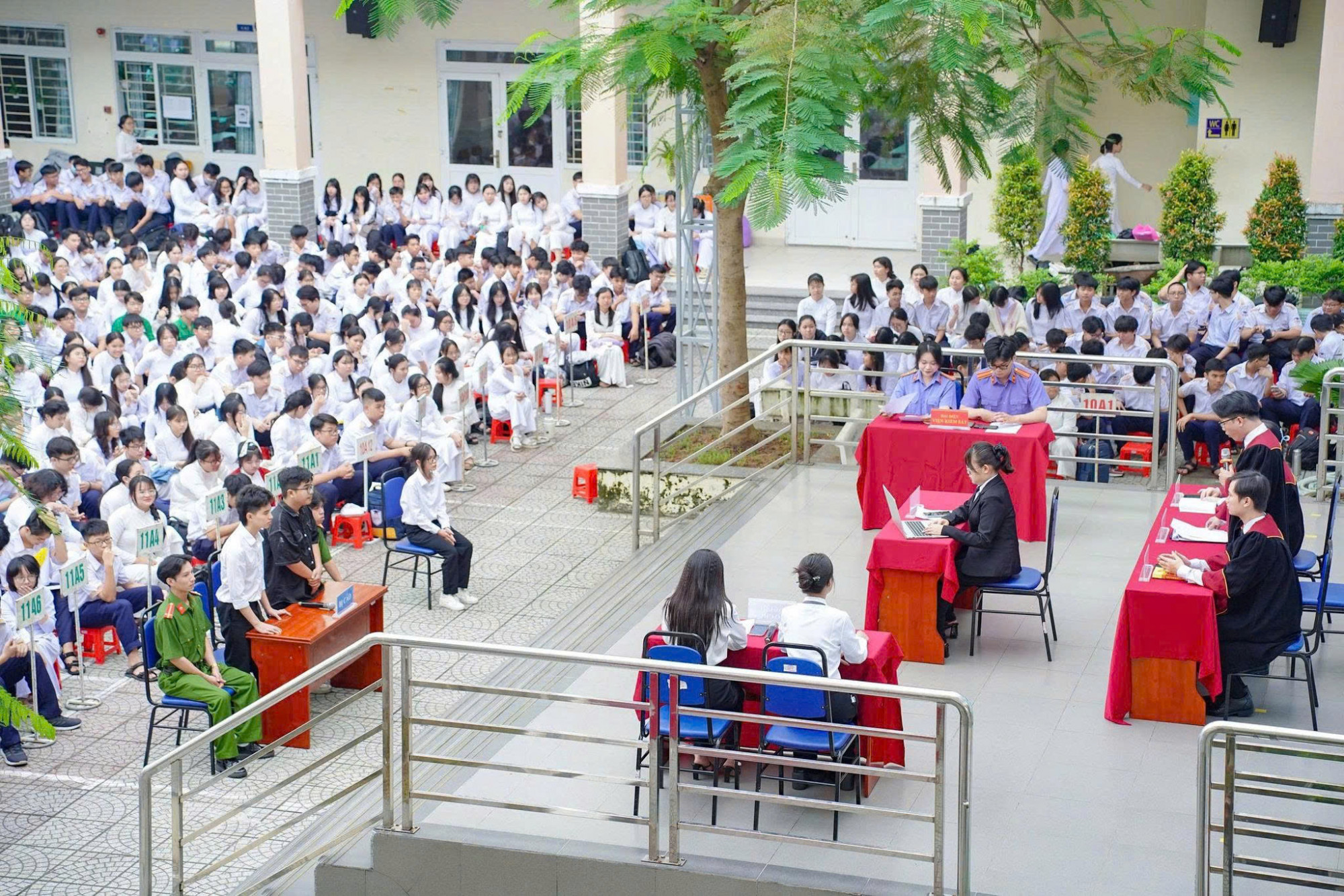 Học sinh Trường THPT Dương Văn Thì (phường Tăng Nhơn Phú, TPHCM) tham gia phiên tòa giả định với chủ đề Nói không với bắt cóc trực tuyến và lừa đảo trên không gian mạng