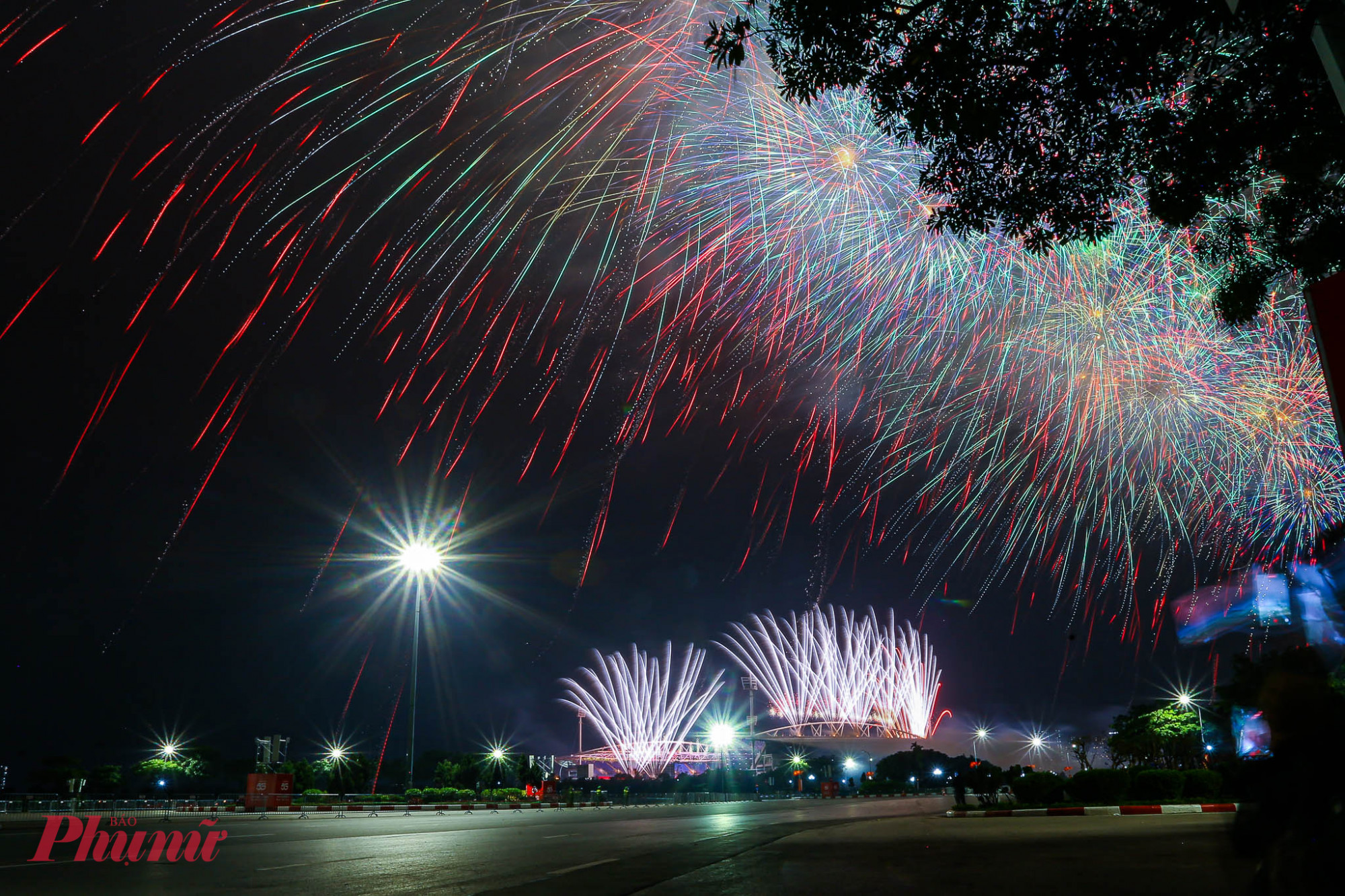 Ban tổ chức đã tiến hành thử nghiệm 300 quả pháo hoa tầm cao cùng toàn bộ hệ thống hỏa thuật kéo dài khoảng 5 phút, tại buổi tổng chương trình nghệ thuật đặc biệt “Dưới lá cờ vẻ vang của Đảng” mừng Đại hội XIV của Đảng.