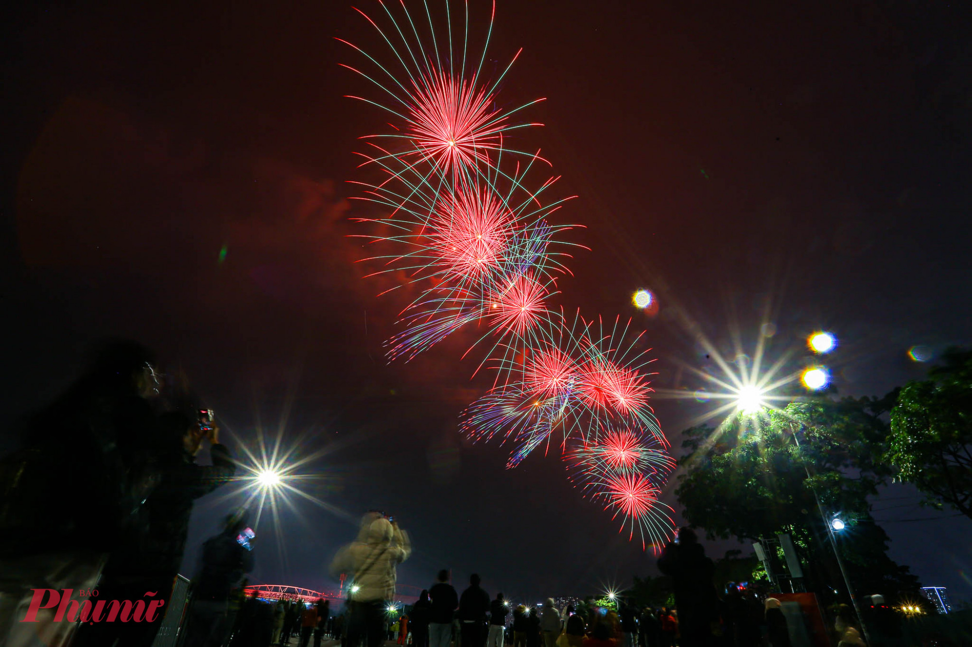 Pháo hoa rực sáng bầu trời thủ đô tại buổi tổng duyệt chương trình mừng Đại hội XIV của Đảng