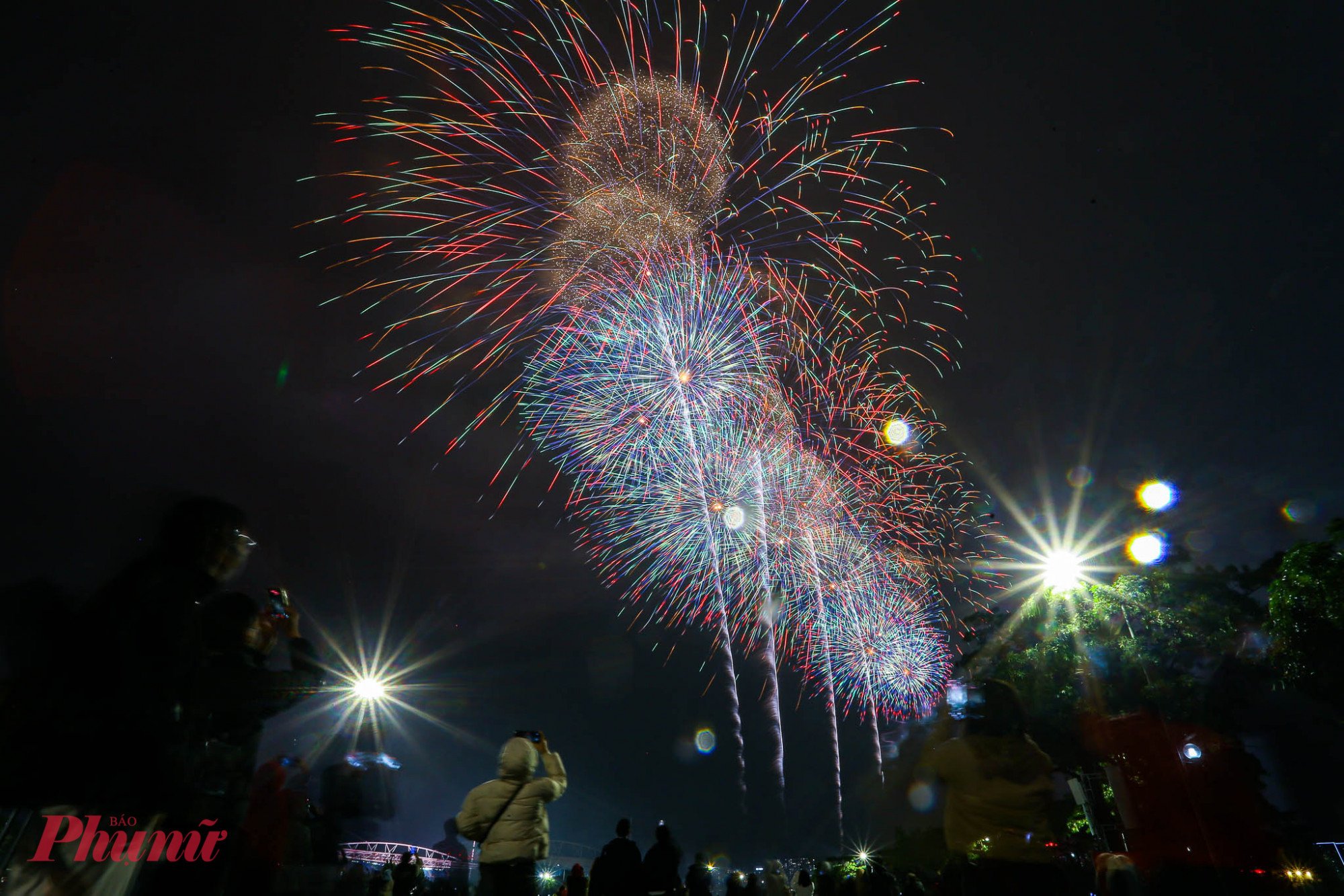 Tối 21-1, tại khu vực quanh sân vận động quốc gia Mỹ Đình (Hà Nội) đã diễn ra buổi tổng duyệt trình diễn pháo hoa trong khuôn khổ chương trình nghệ thuật đặc biệt “Dưới lá cờ vẻ vang của Đảng”.