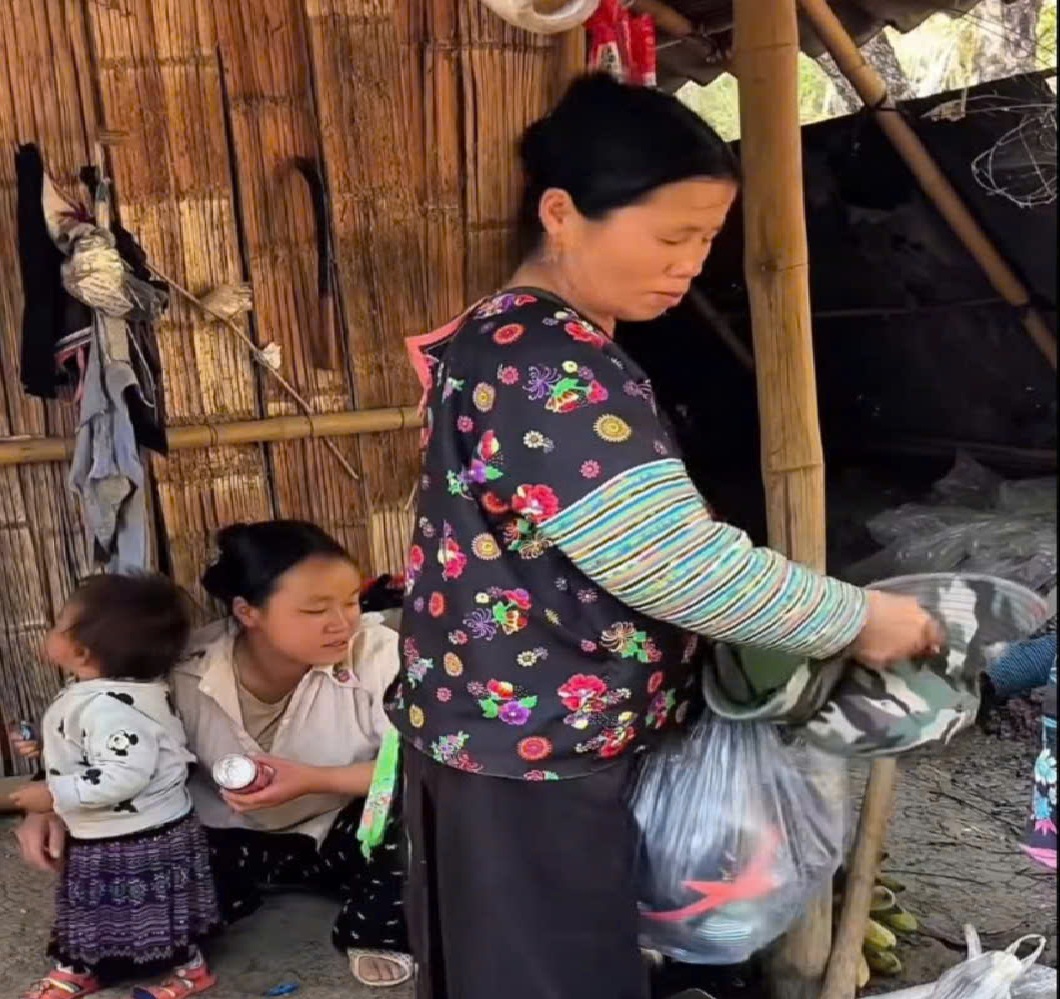 Bà Mỵ chia tay hàng xóm trước khi theo ông Lừ vào Đắk Lắk sinh sống - ảnh: MXH