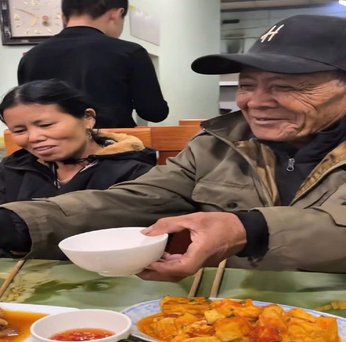 Bữa cơm ấm cúng sau khi gặp nhau - ảnh: MXH