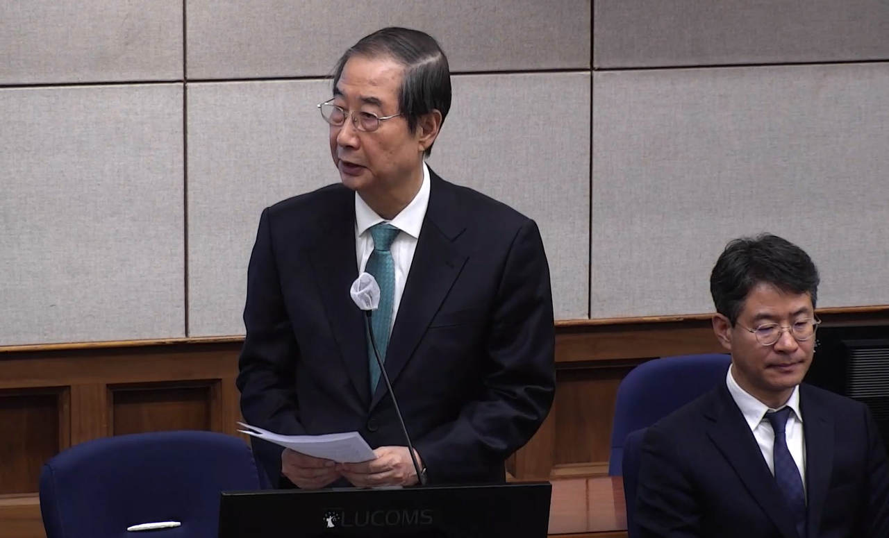 Cựu Thủ tướng Han Duck-soo (trái) đưa ra lời bào chữa tại Tòa án Quận Trung tâm Seoul trong phiên điều trần cuối cùng của mình vào ngày 26/12 - Ảnh: Yonhap